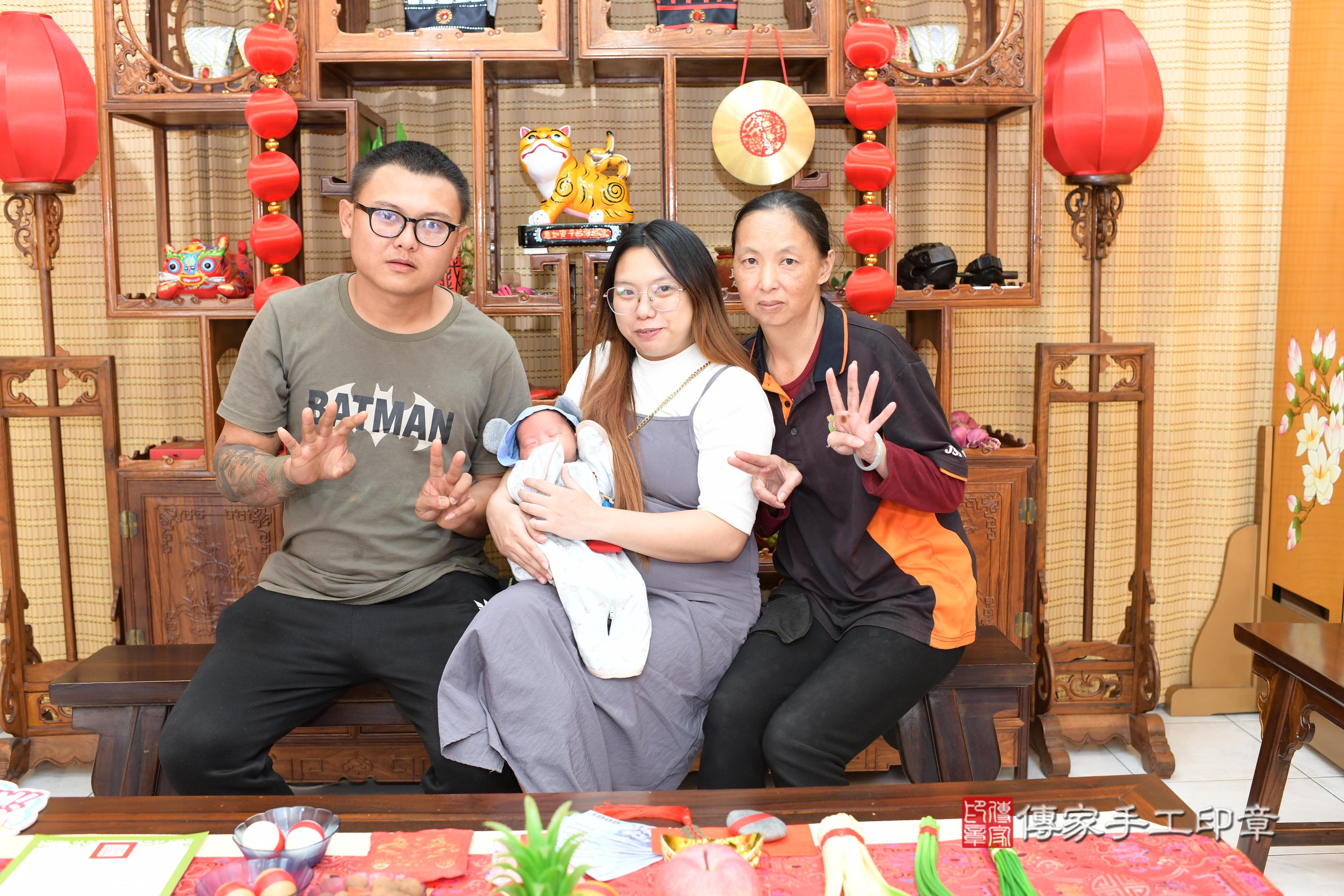 傳家手工印章台南店、抓周、度脺、中國風會場、傳家嬰兒古禮、吉祥話、抓周道具物品24種、拍照。抓周證書。寶寶抓周、滿周歲、生日快樂、祝福