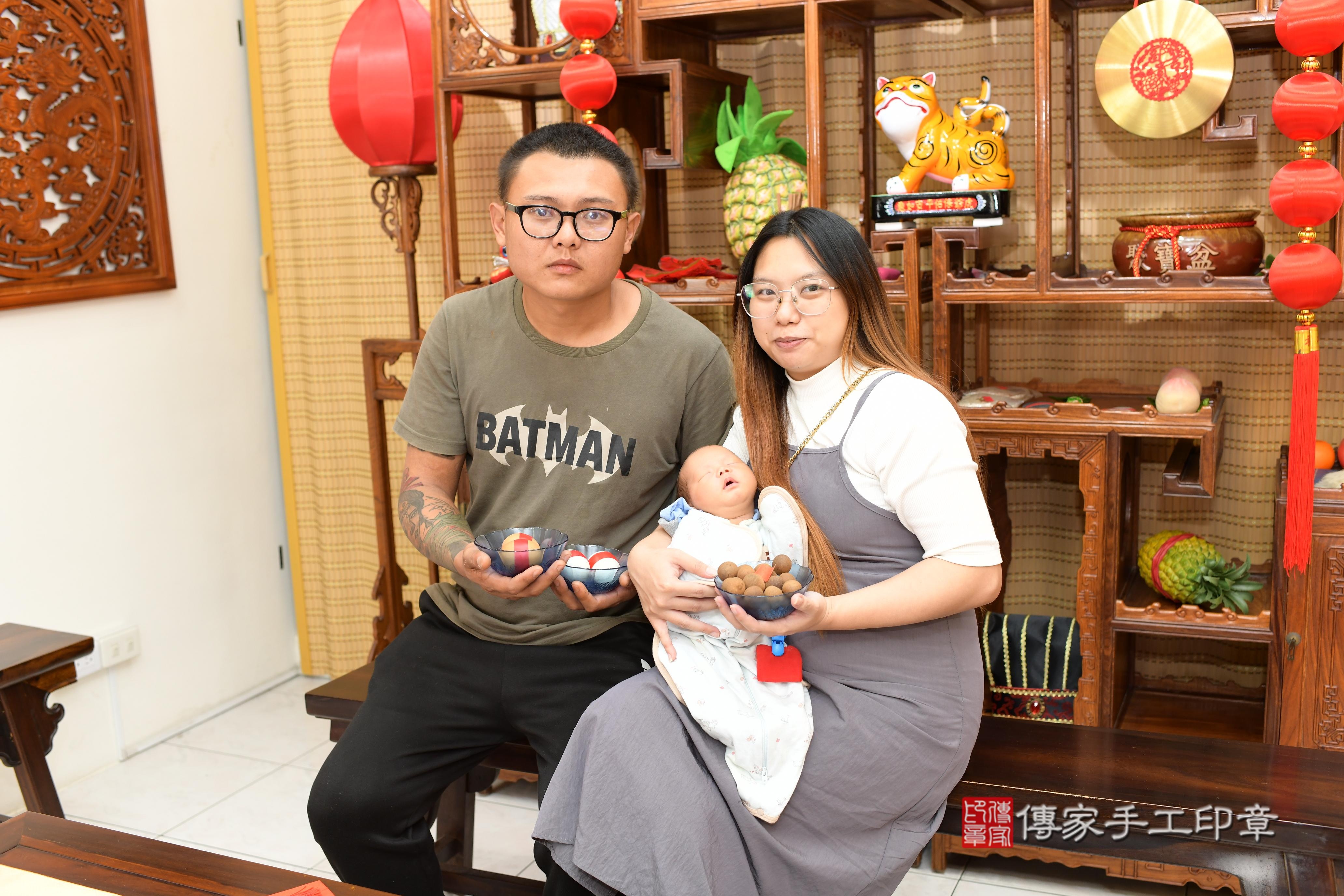 傳家手工印章台南店、抓周、度脺、中國風會場、傳家嬰兒古禮、吉祥話、抓周道具物品24種、拍照。抓周證書。寶寶抓周、滿周歲、生日快樂、祝福