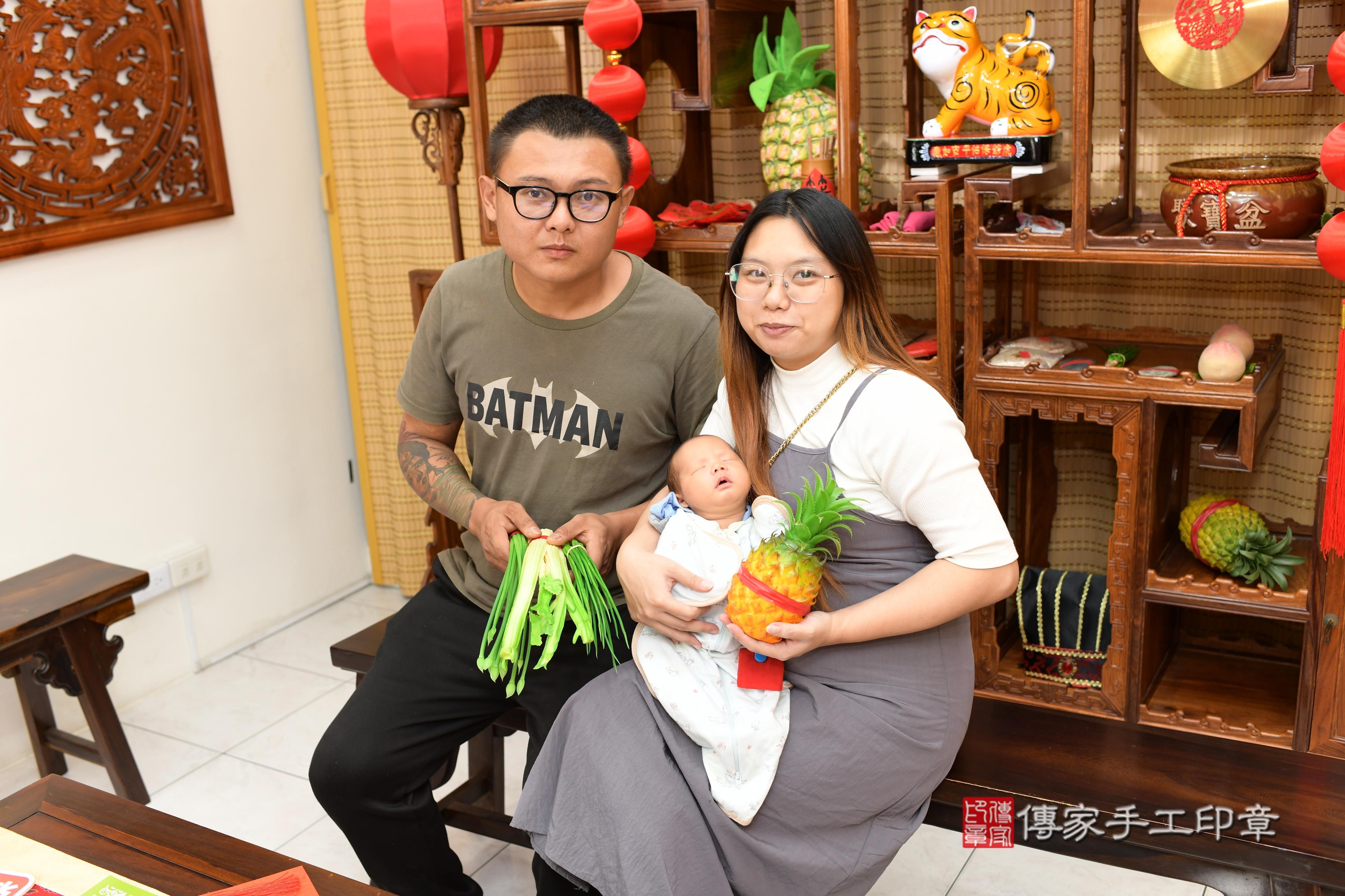 傳家手工印章台南店、抓周、度脺、中國風會場、傳家嬰兒古禮、吉祥話、抓周道具物品24種、拍照。抓周證書。寶寶抓周、滿周歲、生日快樂、祝福