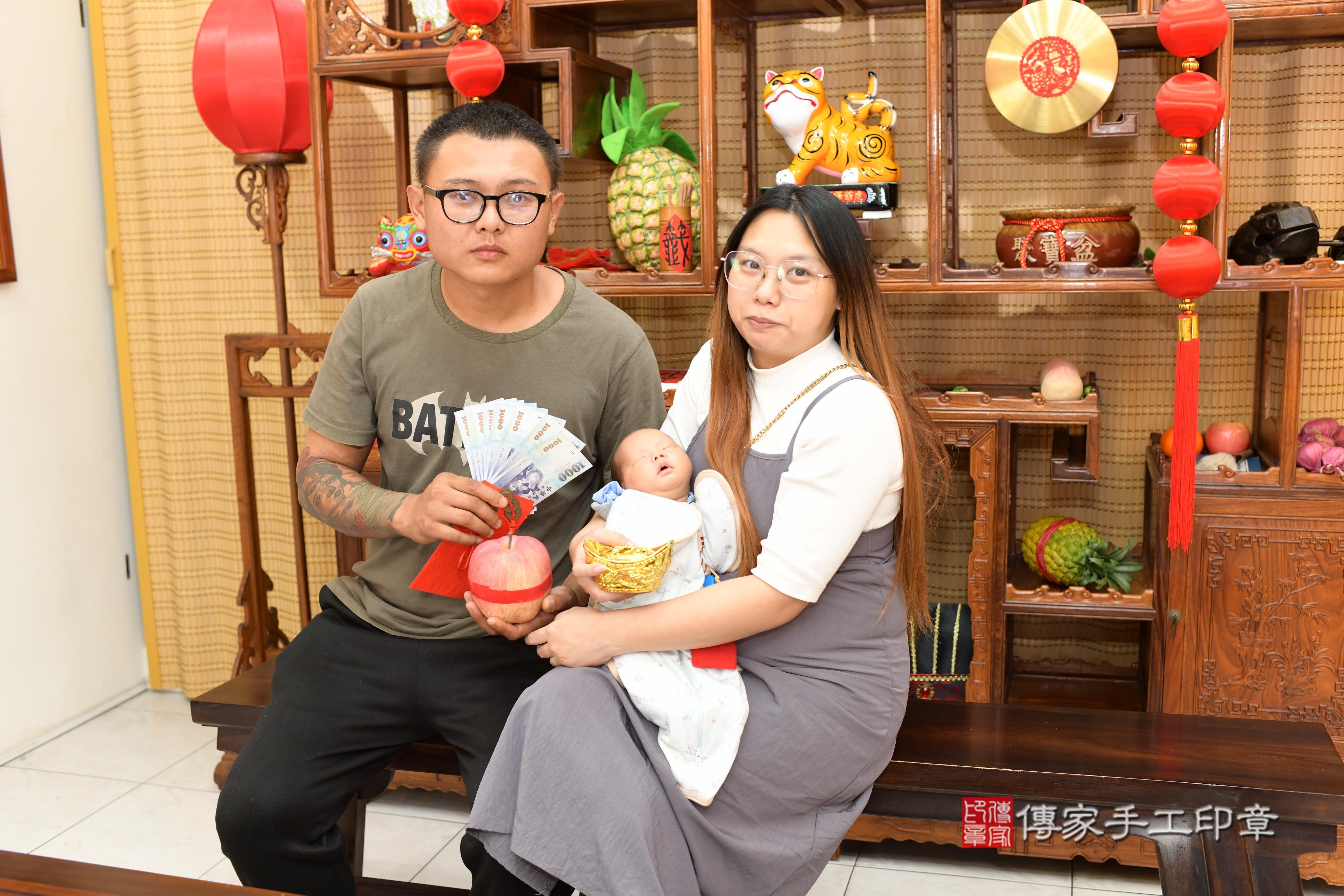 傳家手工印章台南店、抓周、度脺、中國風會場、傳家嬰兒古禮、吉祥話、抓周道具物品24種、拍照。抓周證書。寶寶抓周、滿周歲、生日快樂、祝福