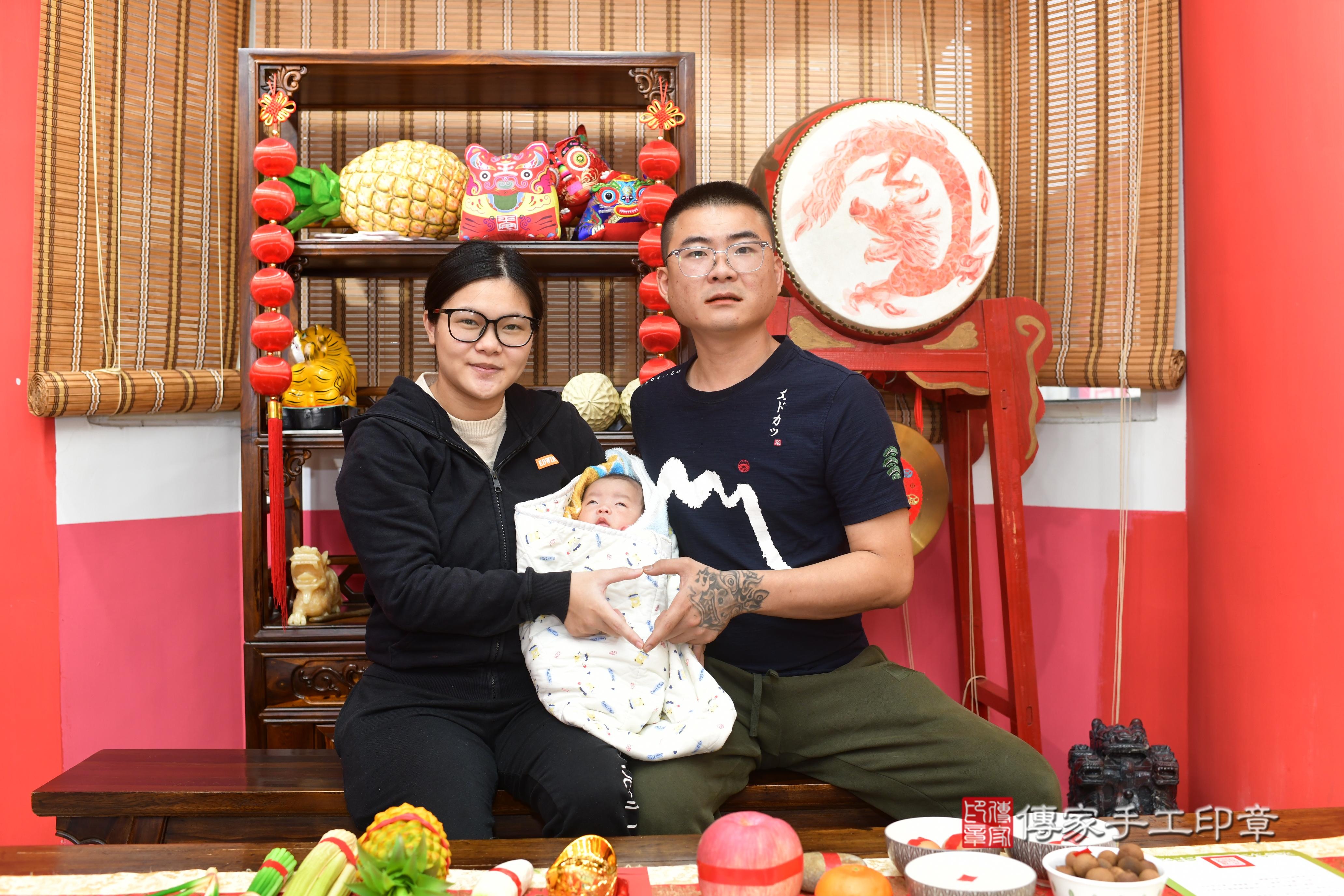 傳家手工印章台南店、抓周、度脺、中國風會場、傳家嬰兒古禮、吉祥話、抓周道具物品24種、拍照。抓周證書。寶寶抓周、滿周歲、生日快樂、祝福