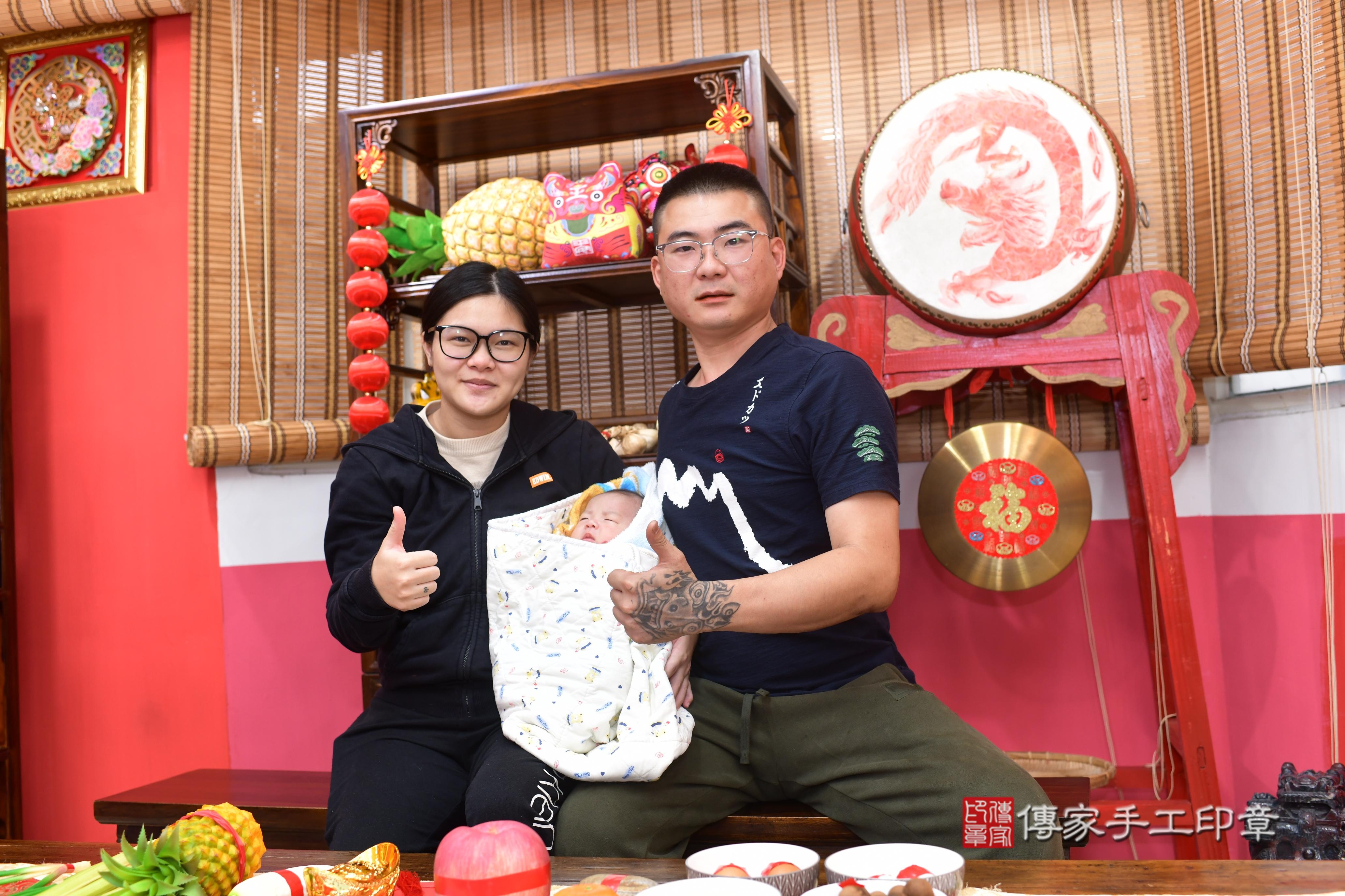 傳家手工印章台南店、抓周、度脺、中國風會場、傳家嬰兒古禮、吉祥話、抓周道具物品24種、拍照。抓周證書。寶寶抓周、滿周歲、生日快樂、祝福