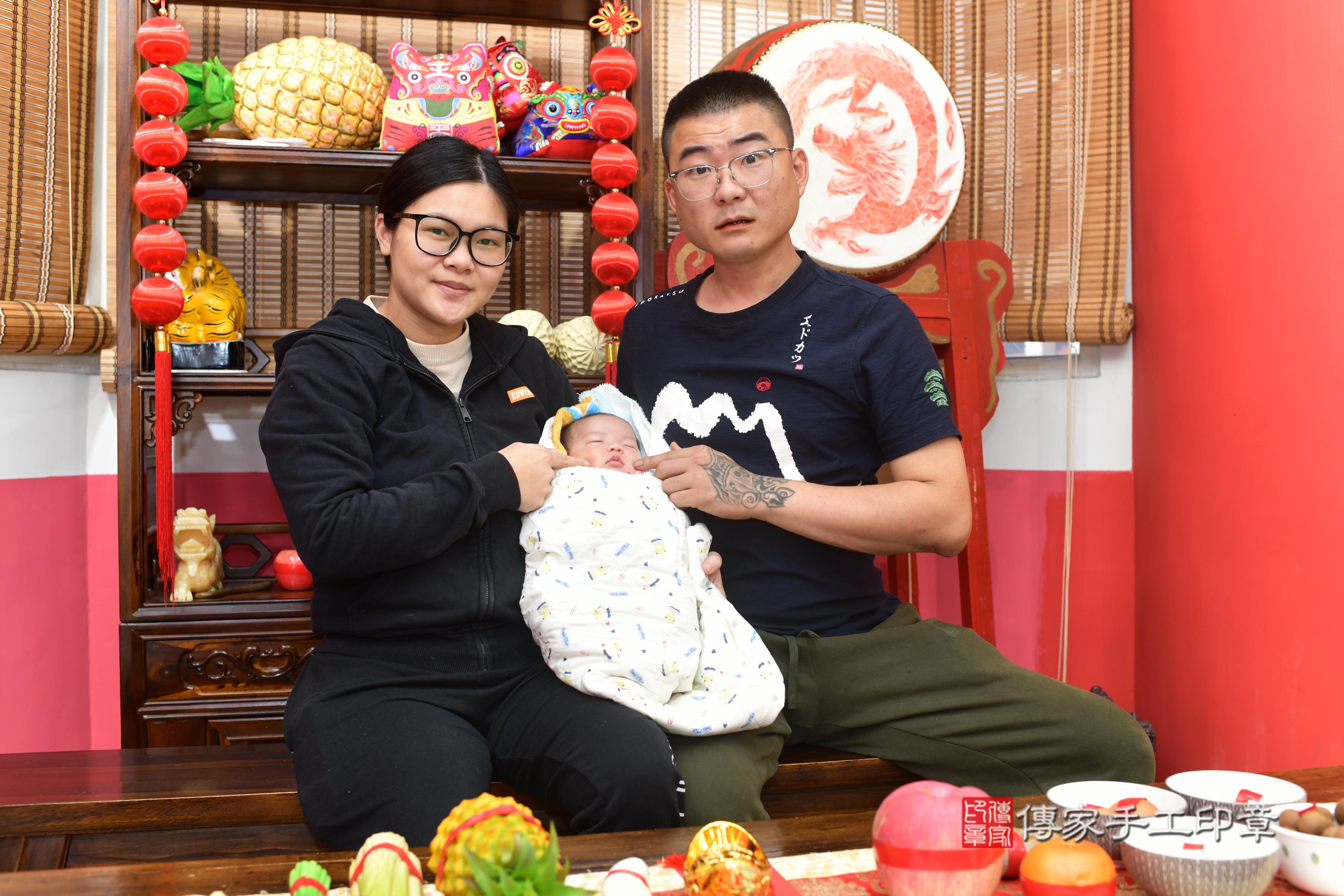 傳家手工印章台南店、抓周、度脺、中國風會場、傳家嬰兒古禮、吉祥話、抓周道具物品24種、拍照。抓周證書。寶寶抓周、滿周歲、生日快樂、祝福