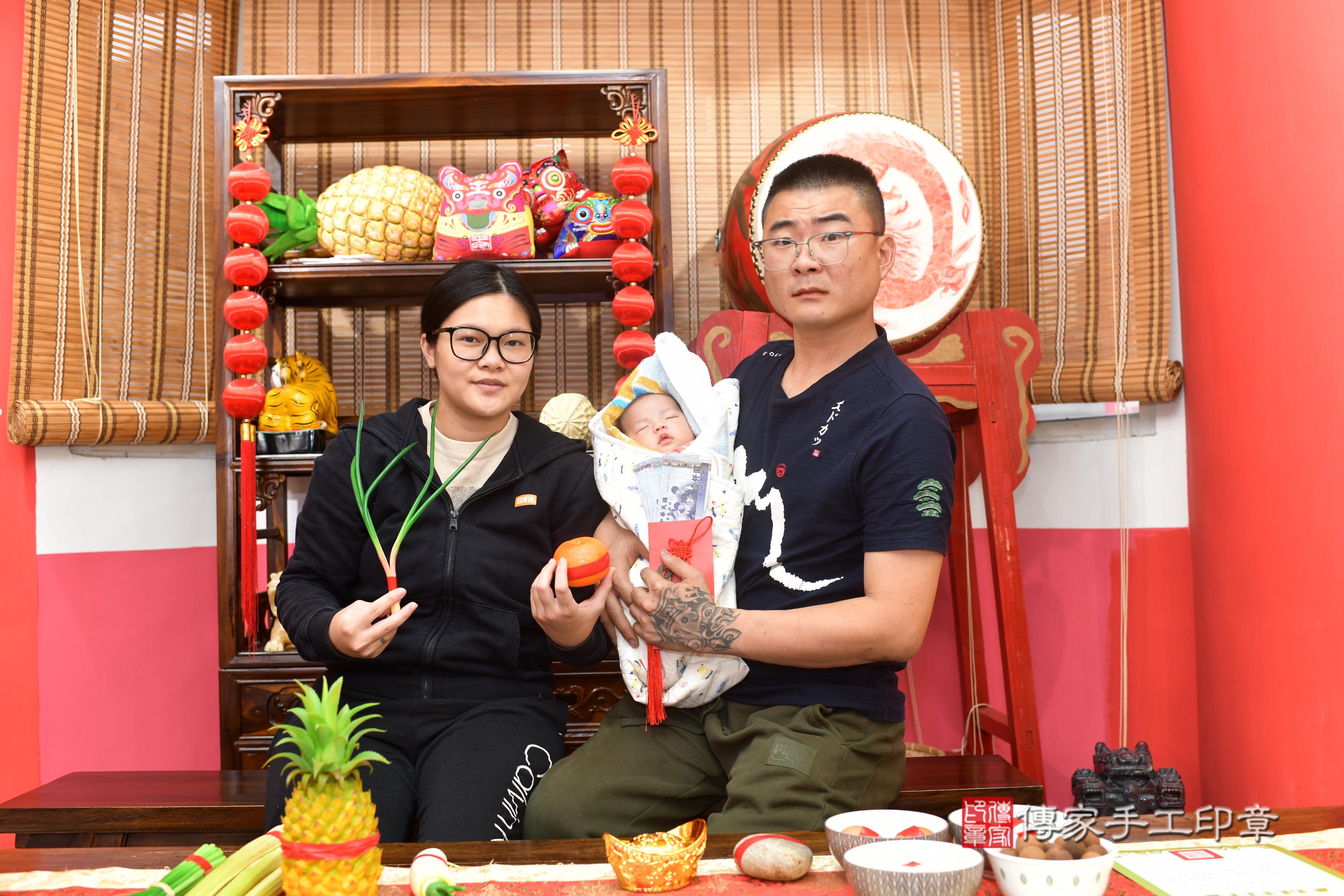 傳家手工印章台南店、抓周、度脺、中國風會場、傳家嬰兒古禮、吉祥話、抓周道具物品24種、拍照。抓周證書。寶寶抓周、滿周歲、生日快樂、祝福
