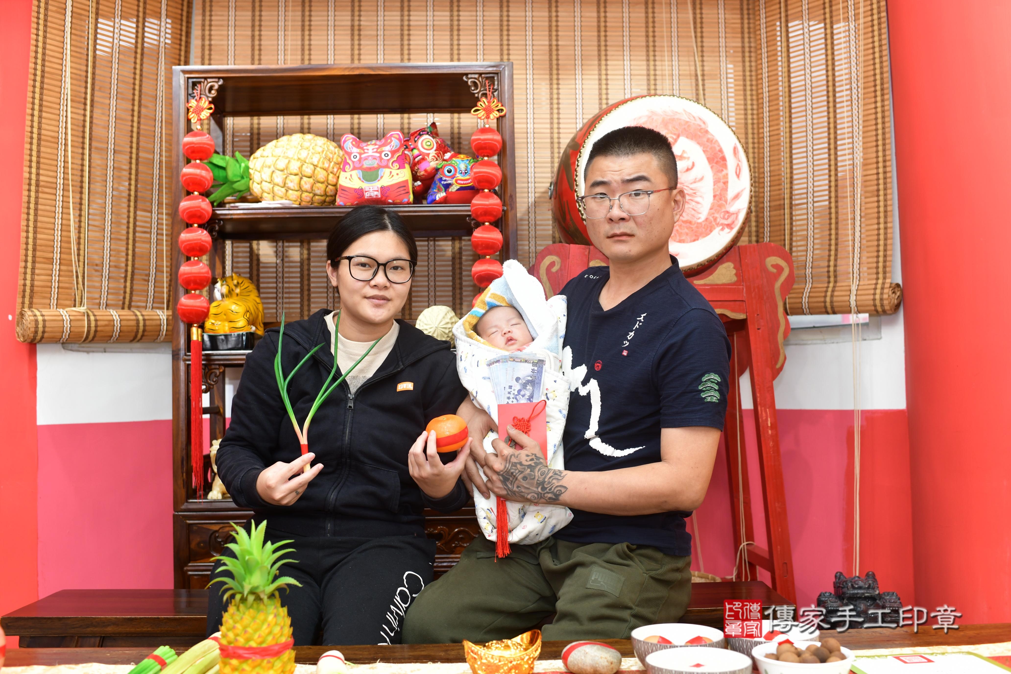 傳家手工印章台南店、抓周、度脺、中國風會場、傳家嬰兒古禮、吉祥話、抓周道具物品24種、拍照。抓周證書。寶寶抓周、滿周歲、生日快樂、祝福