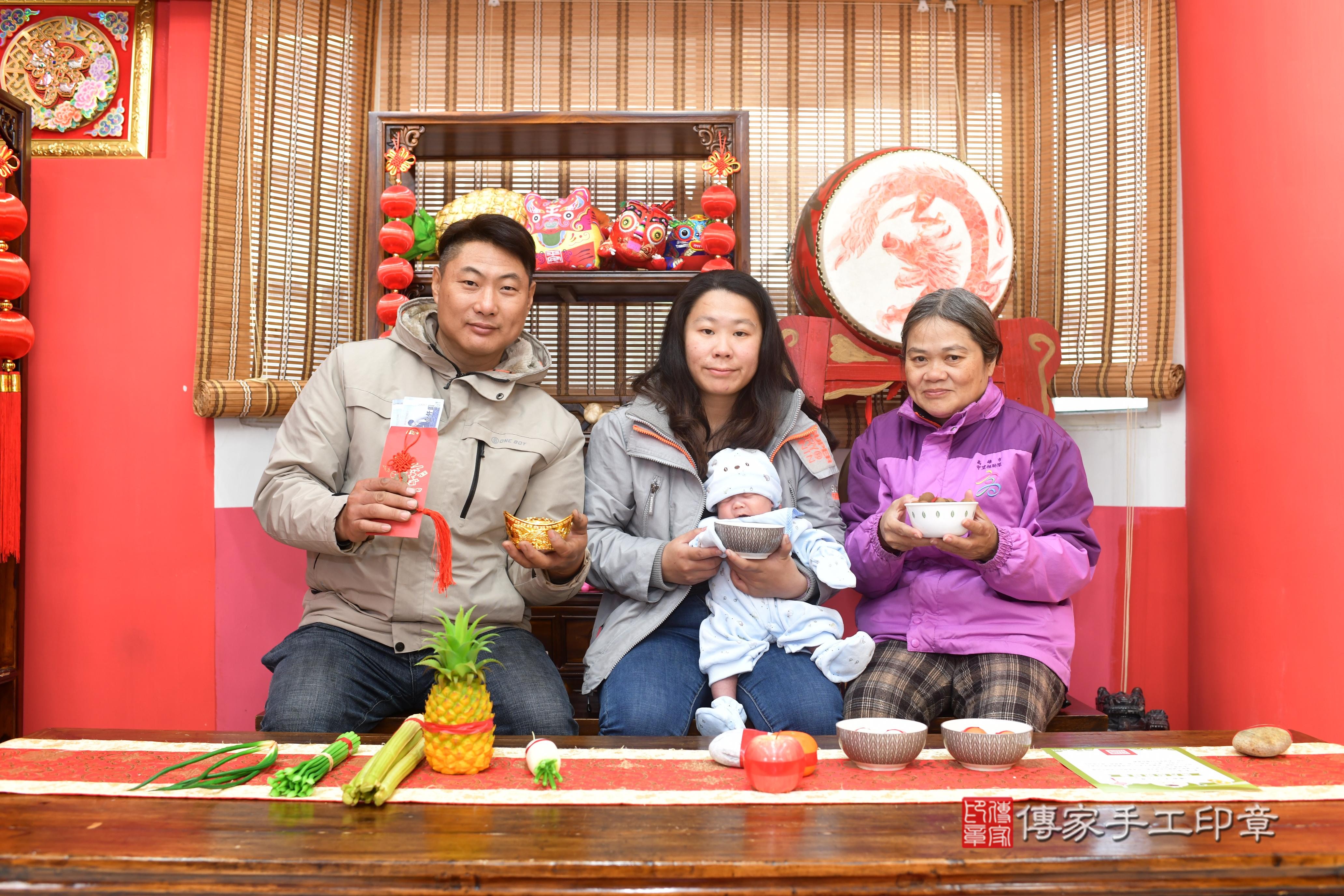 傳家手工印章台南店、抓周、度脺、中國風會場、傳家嬰兒古禮、吉祥話、抓周道具物品24種、拍照。抓周證書。寶寶抓周、滿周歲、生日快樂、祝福