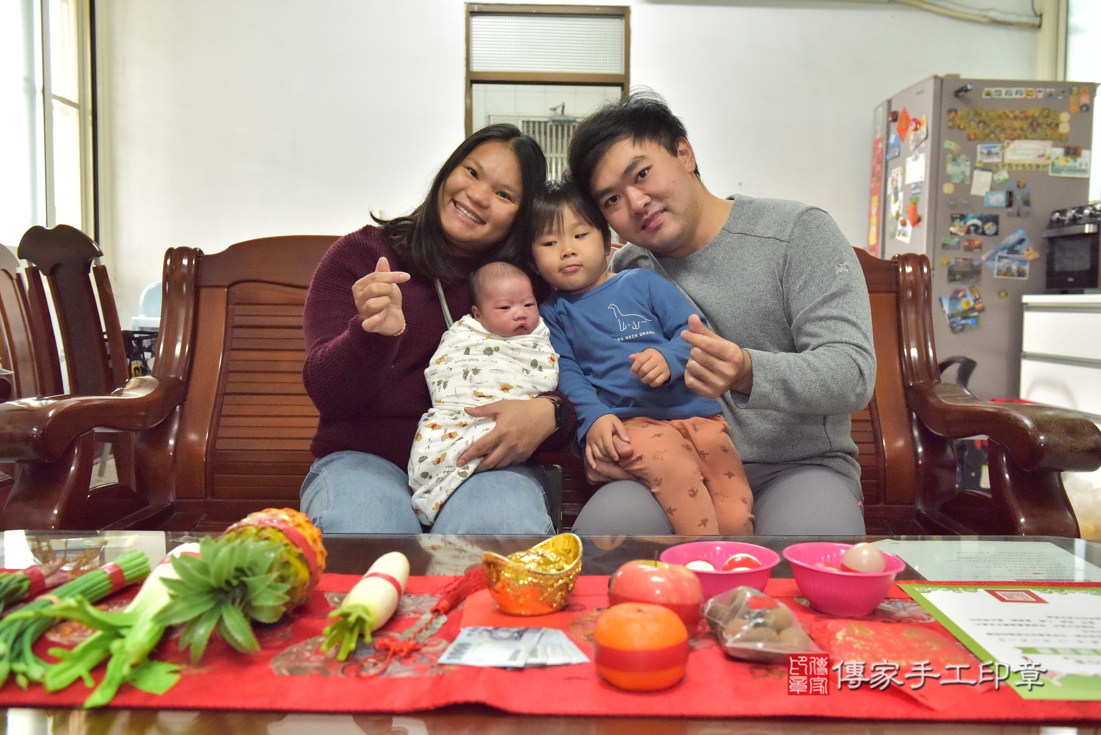 傳家手工印章台南店、抓周、度脺、中國風會場、傳家嬰兒古禮、吉祥話、抓周道具物品24種、拍照。抓周證書。寶寶抓周、滿周歲、生日快樂、祝福