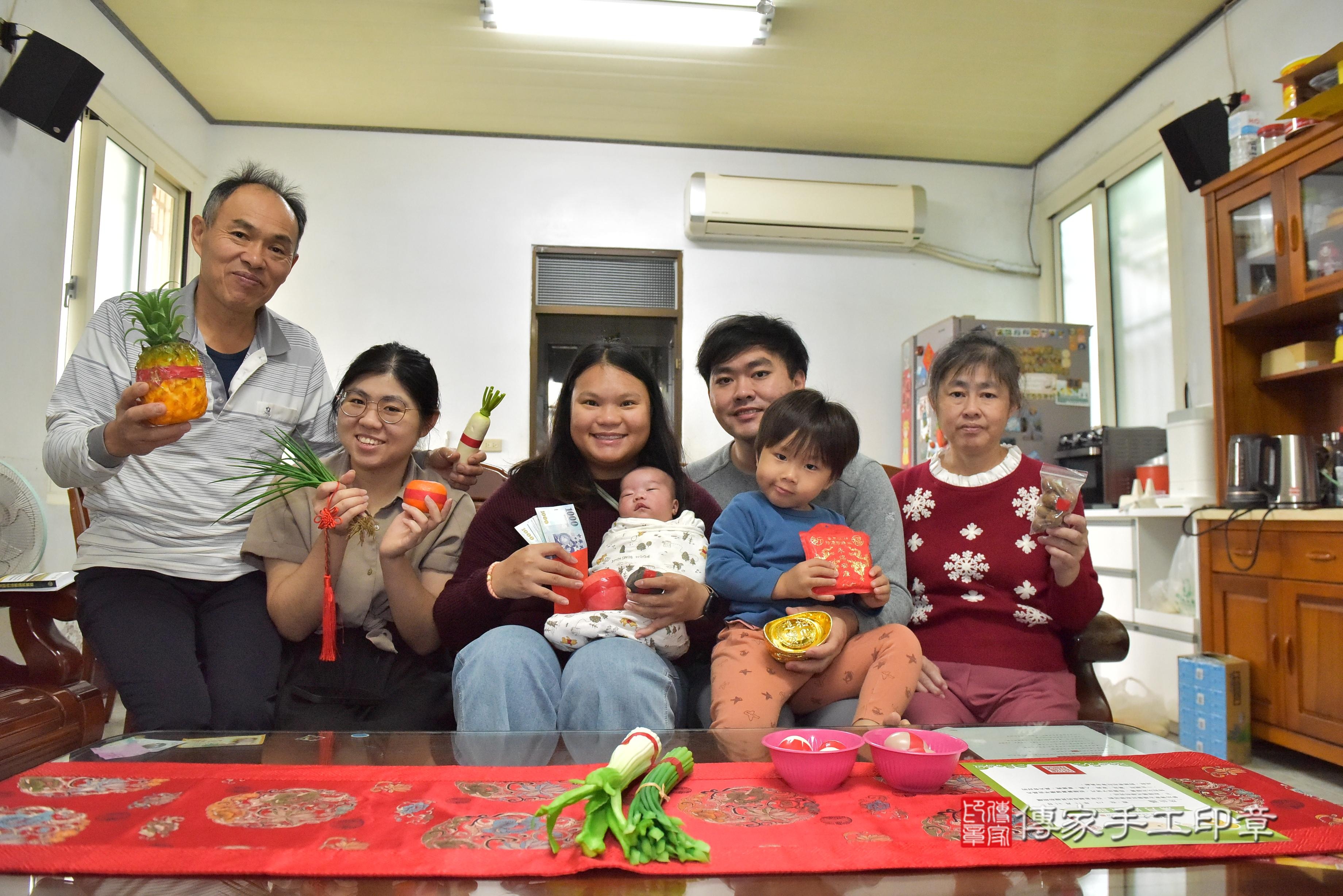 傳家手工印章台南店、抓周、度脺、中國風會場、傳家嬰兒古禮、吉祥話、抓周道具物品24種、拍照。抓周證書。寶寶抓周、滿周歲、生日快樂、祝福