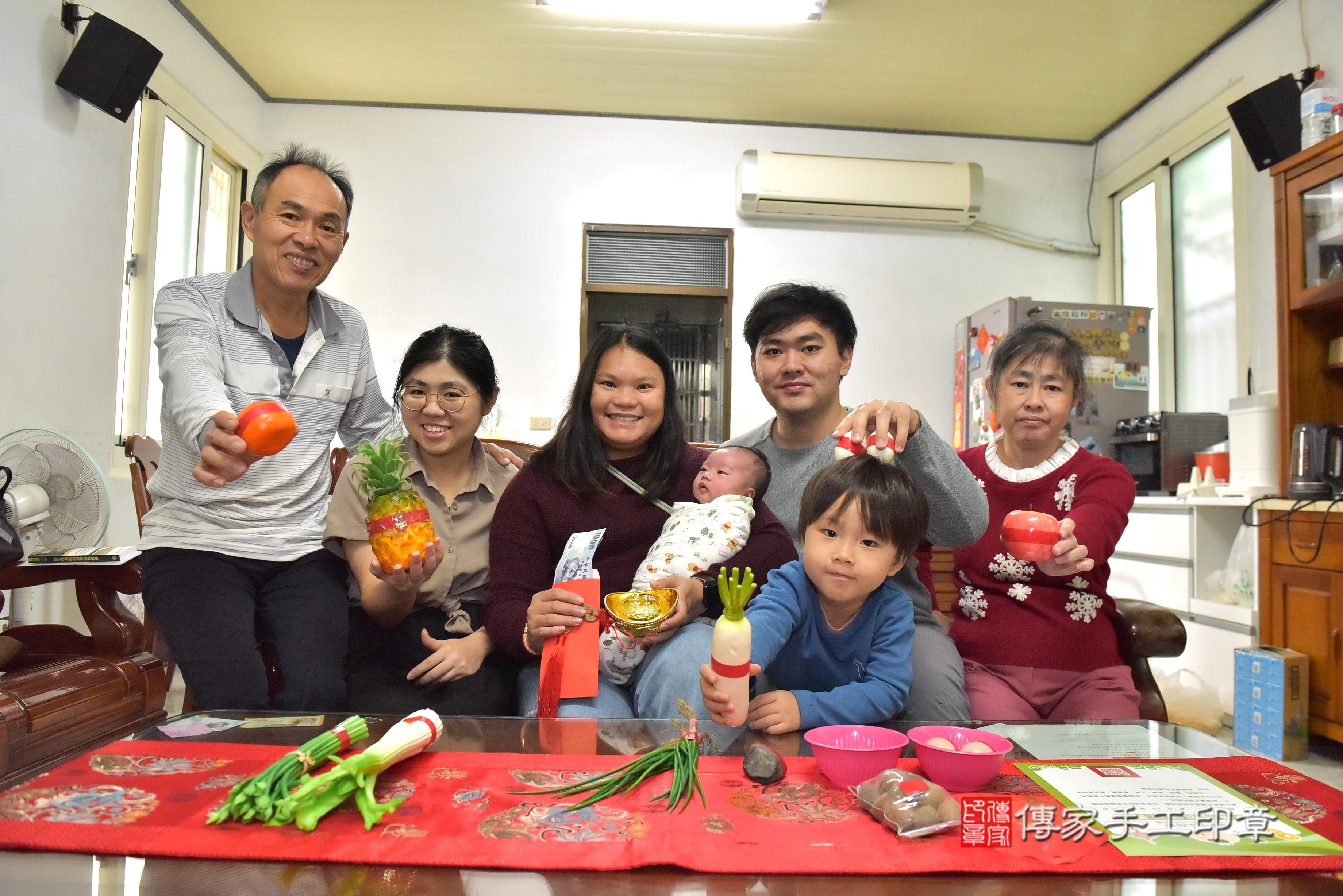 傳家手工印章台南店、抓周、度脺、中國風會場、傳家嬰兒古禮、吉祥話、抓周道具物品24種、拍照。抓周證書。寶寶抓周、滿周歲、生日快樂、祝福