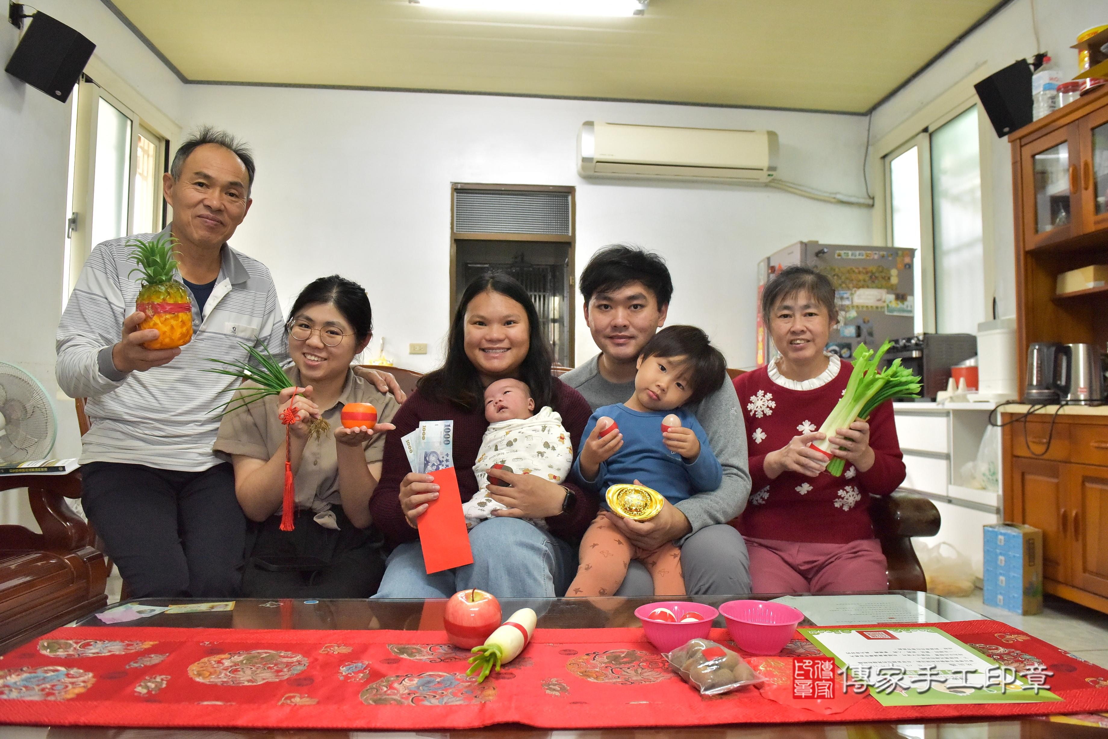 傳家手工印章台南店、抓周、度脺、中國風會場、傳家嬰兒古禮、吉祥話、抓周道具物品24種、拍照。抓周證書。寶寶抓周、滿周歲、生日快樂、祝福