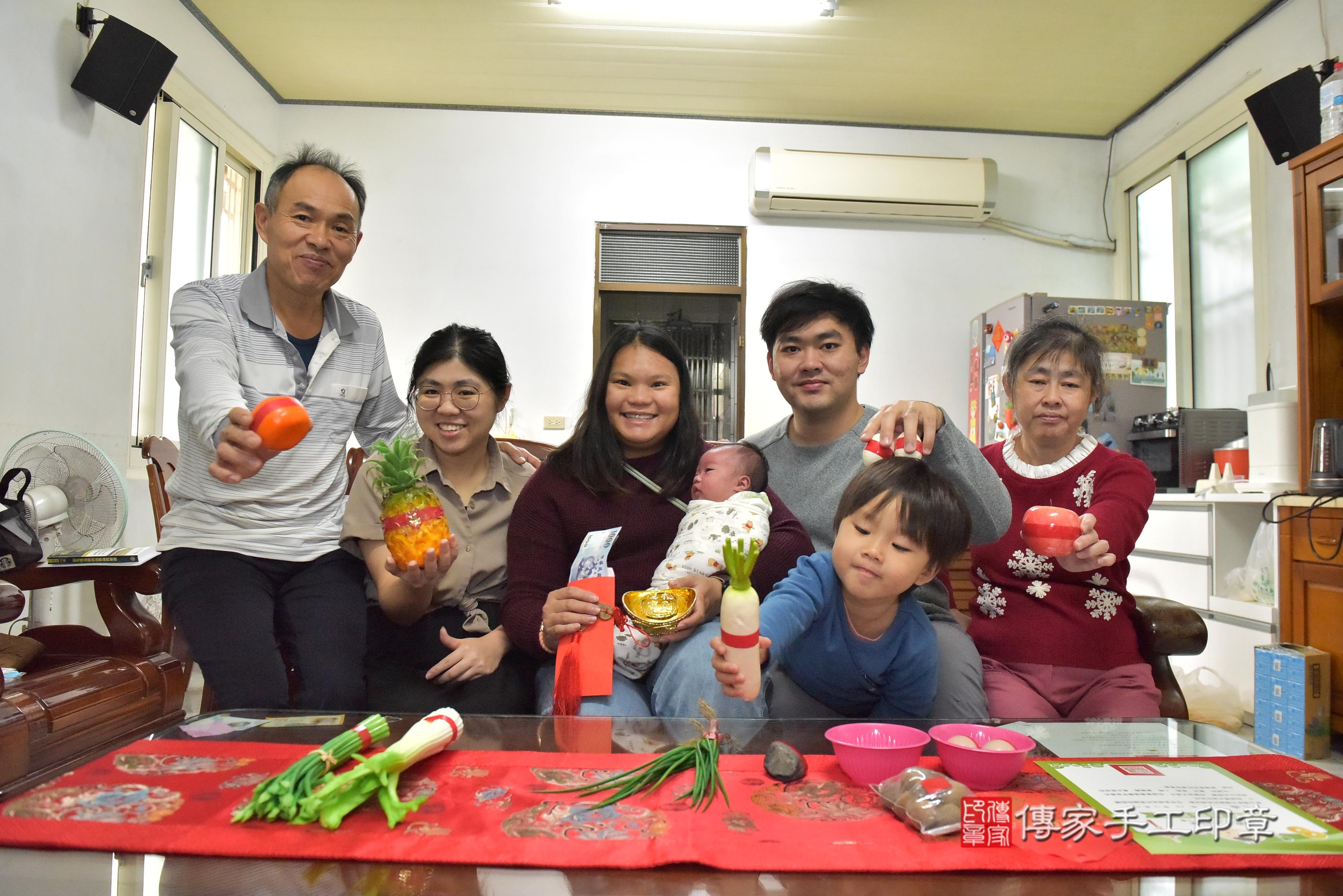 傳家手工印章台南店、抓周、度脺、中國風會場、傳家嬰兒古禮、吉祥話、抓周道具物品24種、拍照。抓周證書。寶寶抓周、滿周歲、生日快樂、祝福