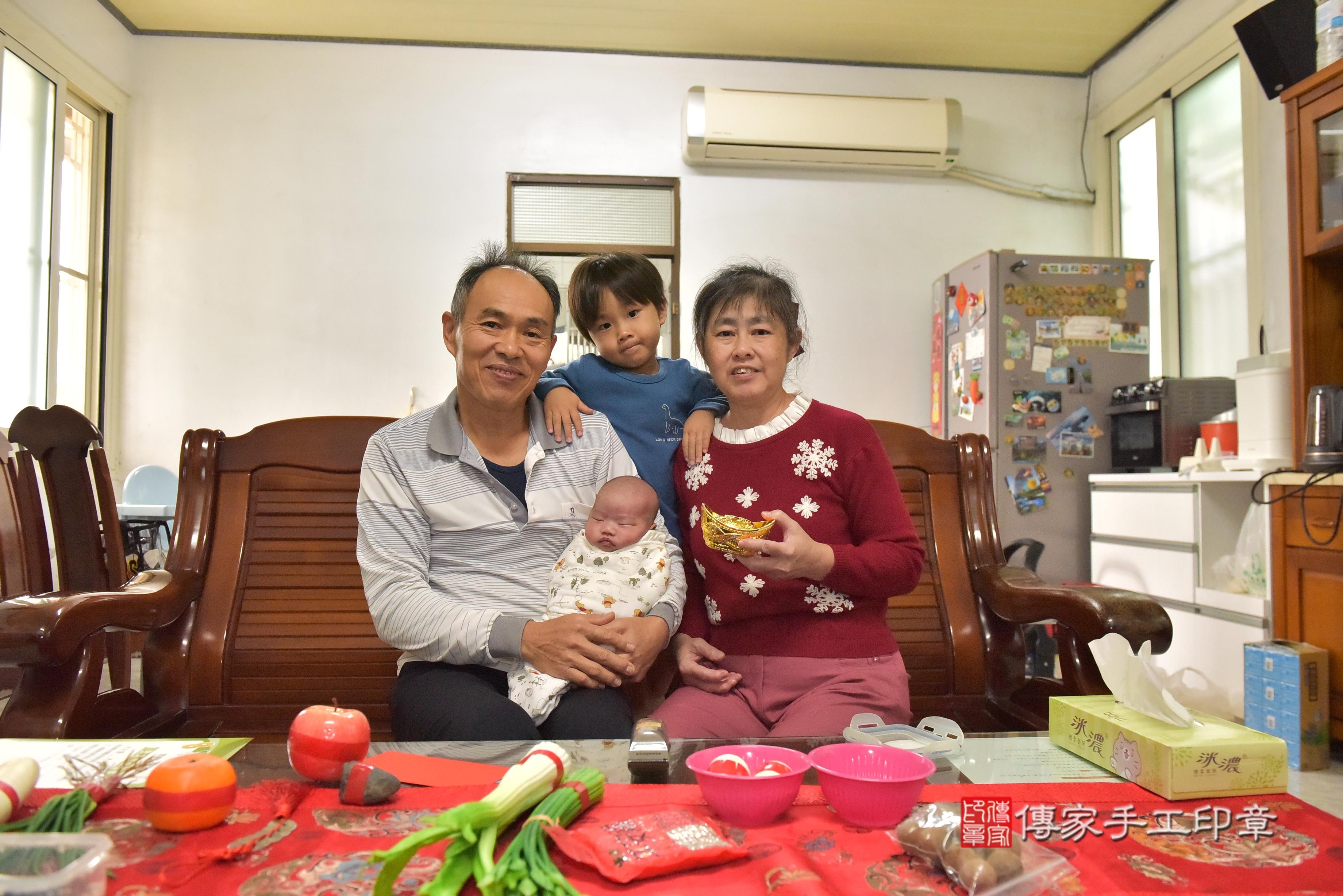 傳家手工印章台南店、抓周、度脺、中國風會場、傳家嬰兒古禮、吉祥話、抓周道具物品24種、拍照。抓周證書。寶寶抓周、滿周歲、生日快樂、祝福