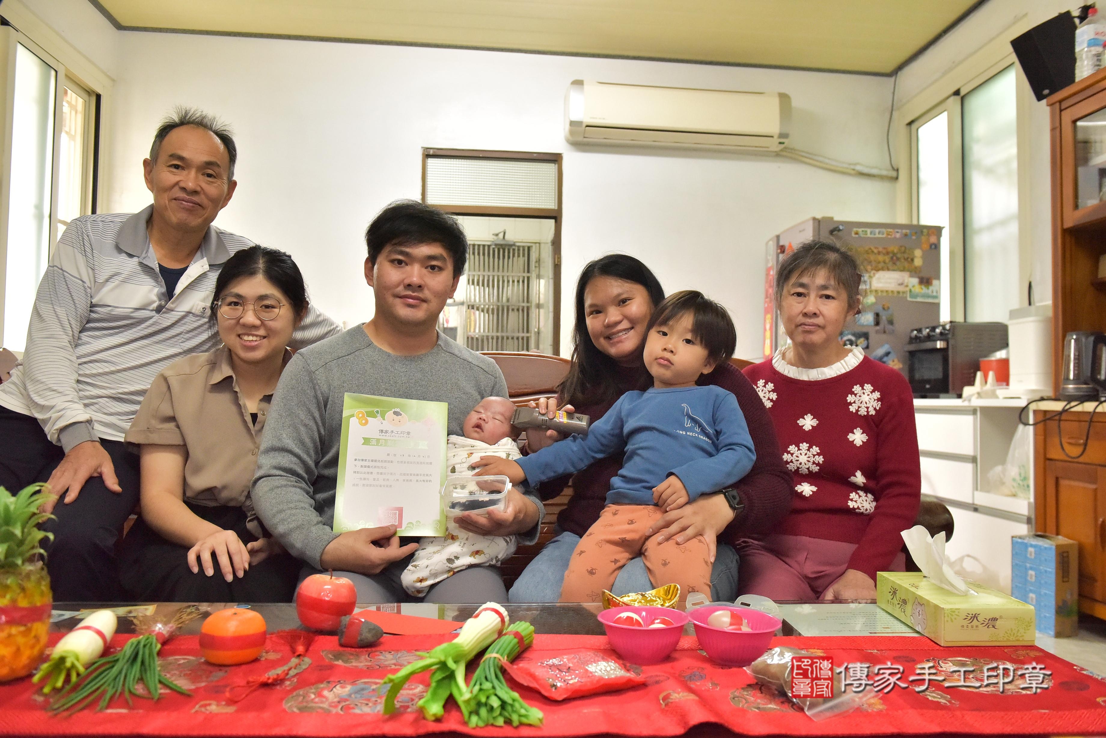 傳家手工印章台南店、抓周、度脺、中國風會場、傳家嬰兒古禮、吉祥話、抓周道具物品24種、拍照。抓周證書。寶寶抓周、滿周歲、生日快樂、祝福