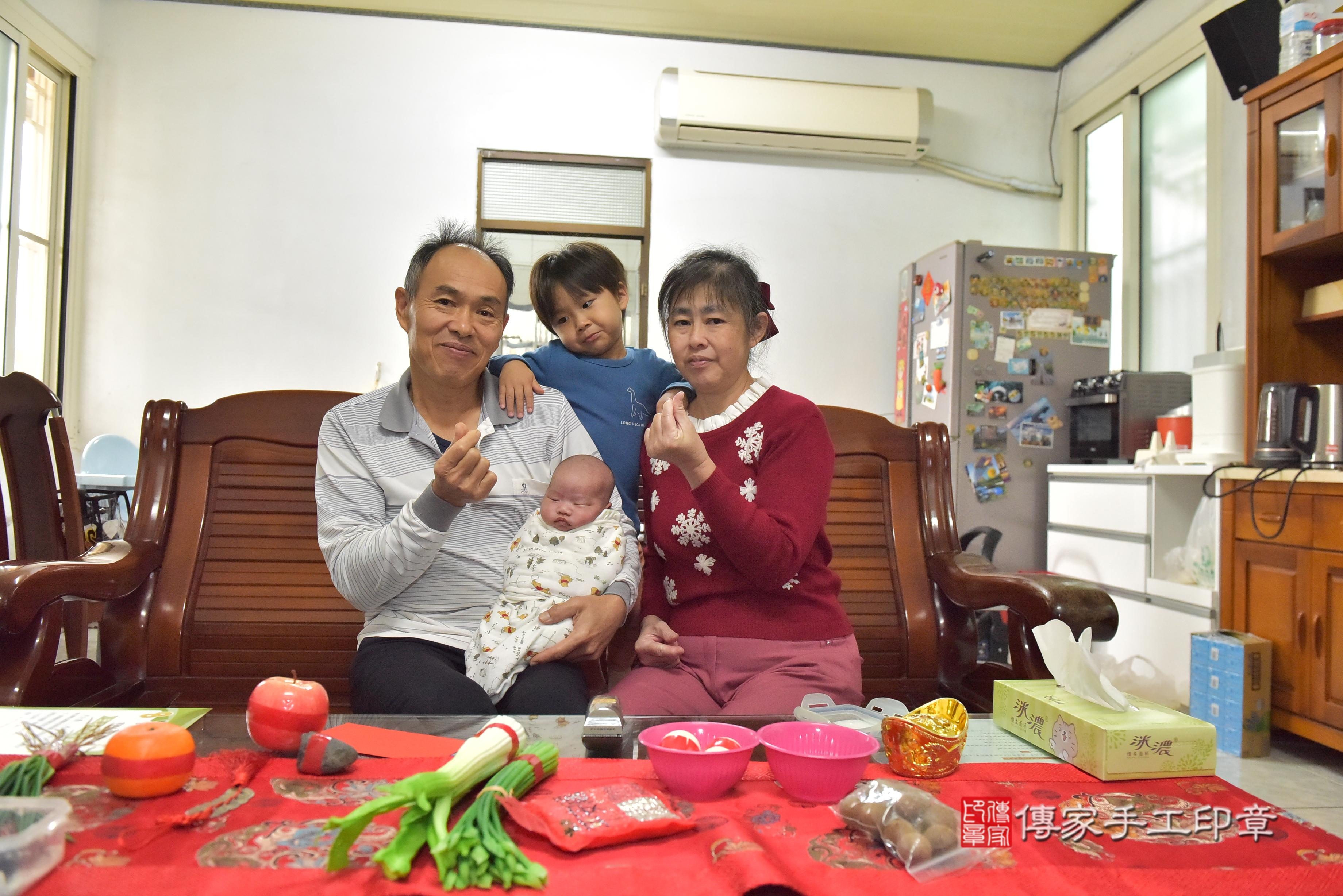 傳家手工印章台南店、抓周、度脺、中國風會場、傳家嬰兒古禮、吉祥話、抓周道具物品24種、拍照。抓周證書。寶寶抓周、滿周歲、生日快樂、祝福