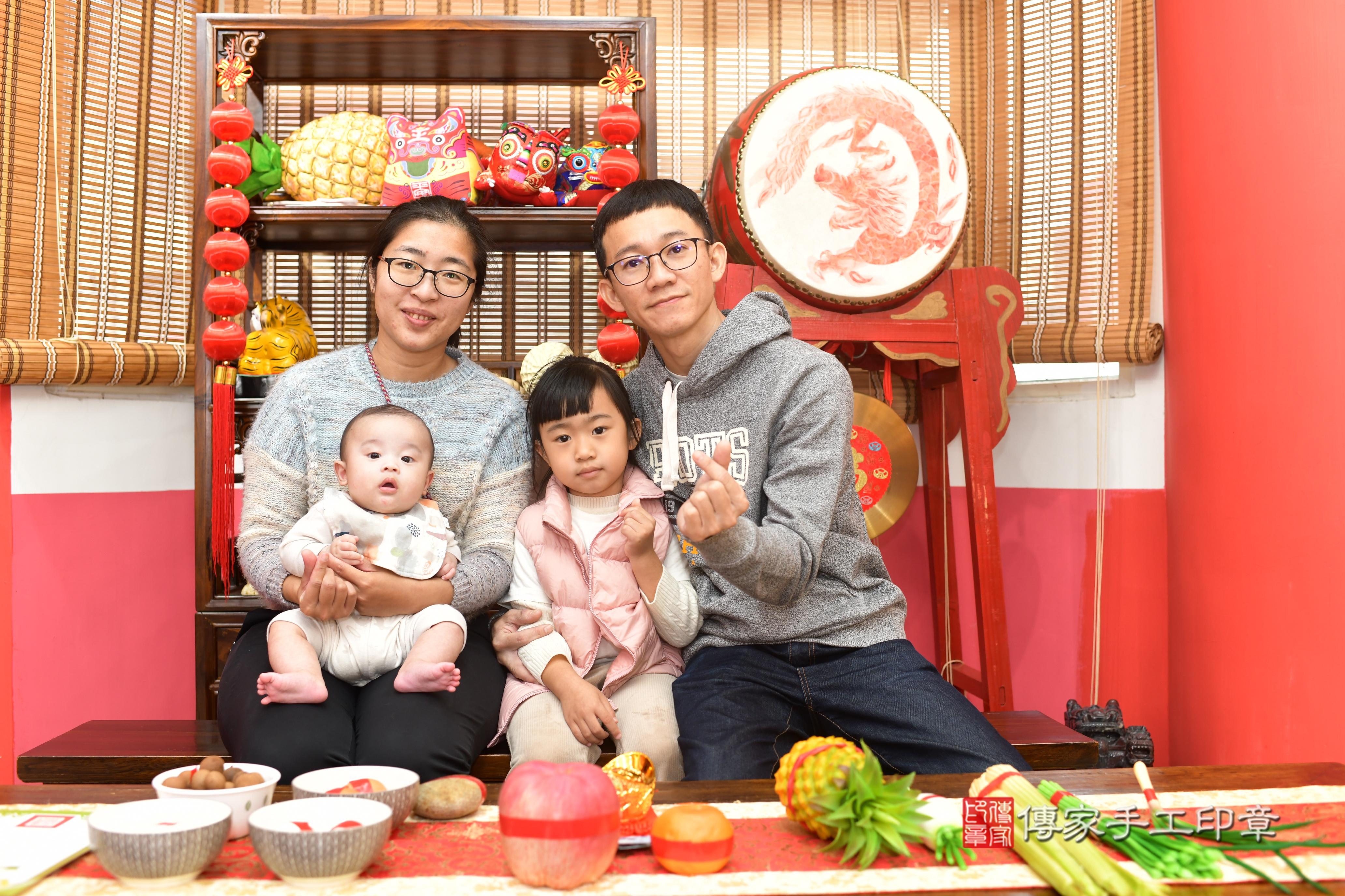 傳家手工印章台南店、抓周、度脺、中國風會場、傳家嬰兒古禮、吉祥話、抓周道具物品24種、拍照。抓周證書。寶寶抓周、滿周歲、生日快樂、祝福