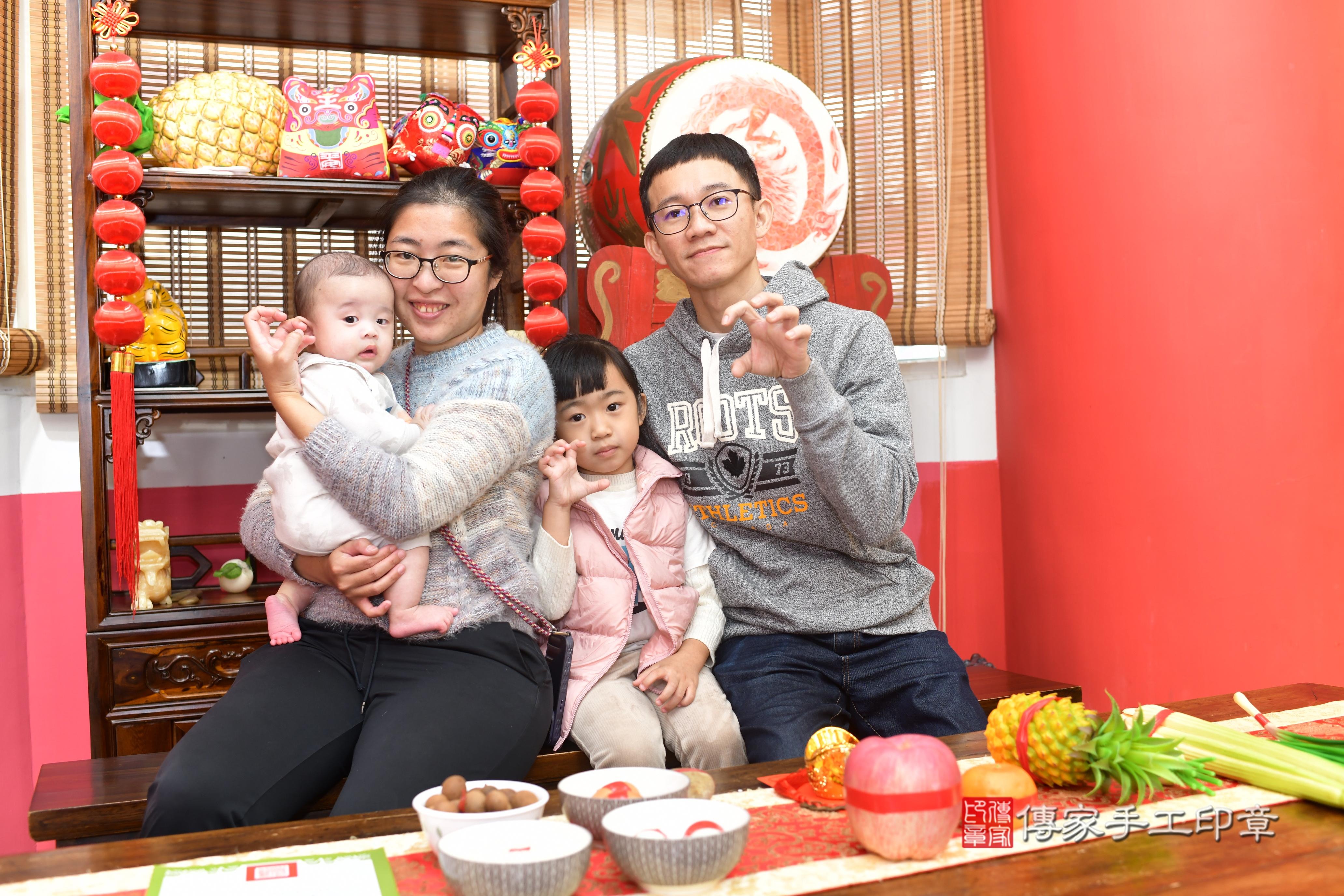 傳家手工印章台南店、抓周、度脺、中國風會場、傳家嬰兒古禮、吉祥話、抓周道具物品24種、拍照。抓周證書。寶寶抓周、滿周歲、生日快樂、祝福