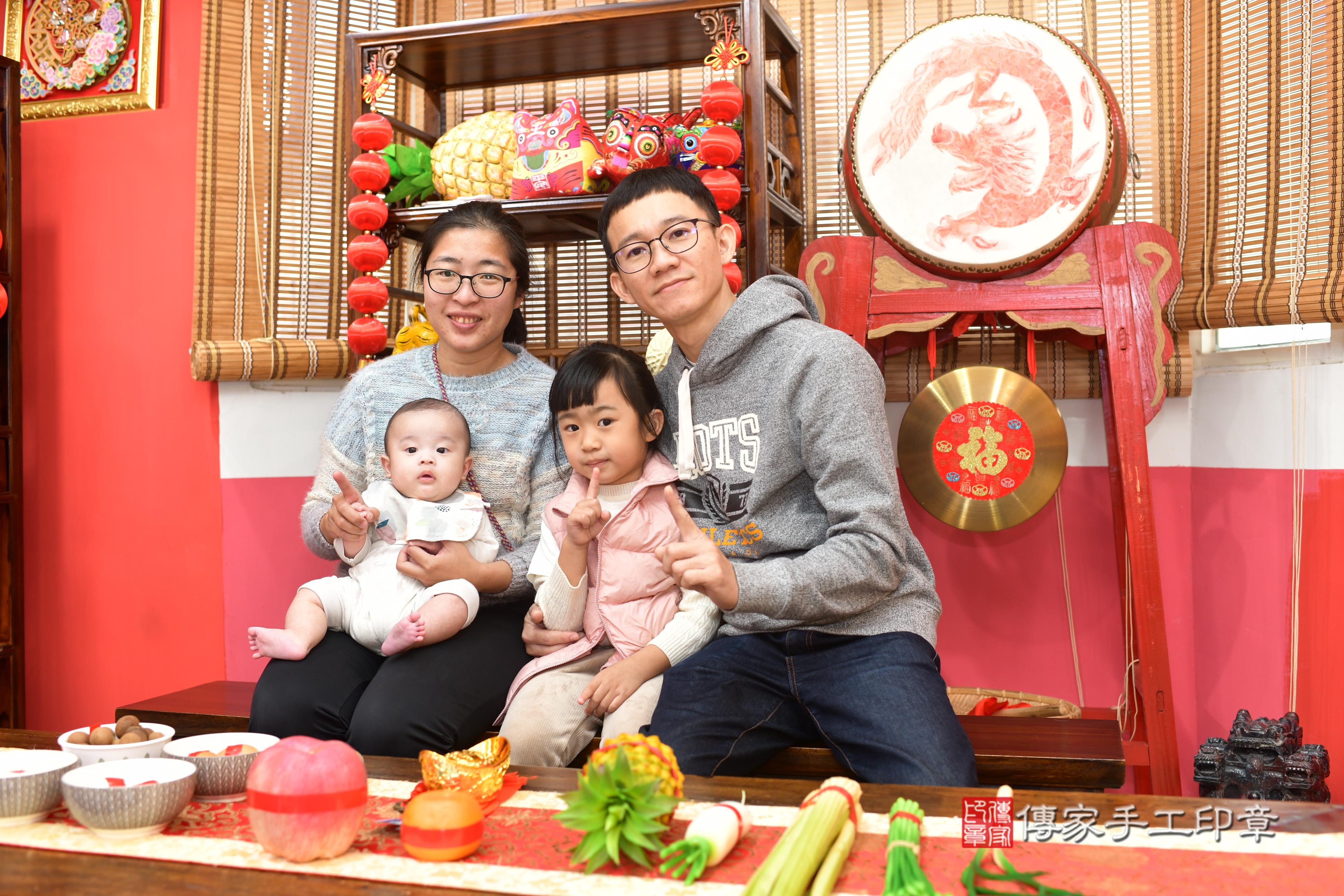 傳家手工印章台南店、抓周、度脺、中國風會場、傳家嬰兒古禮、吉祥話、抓周道具物品24種、拍照。抓周證書。寶寶抓周、滿周歲、生日快樂、祝福