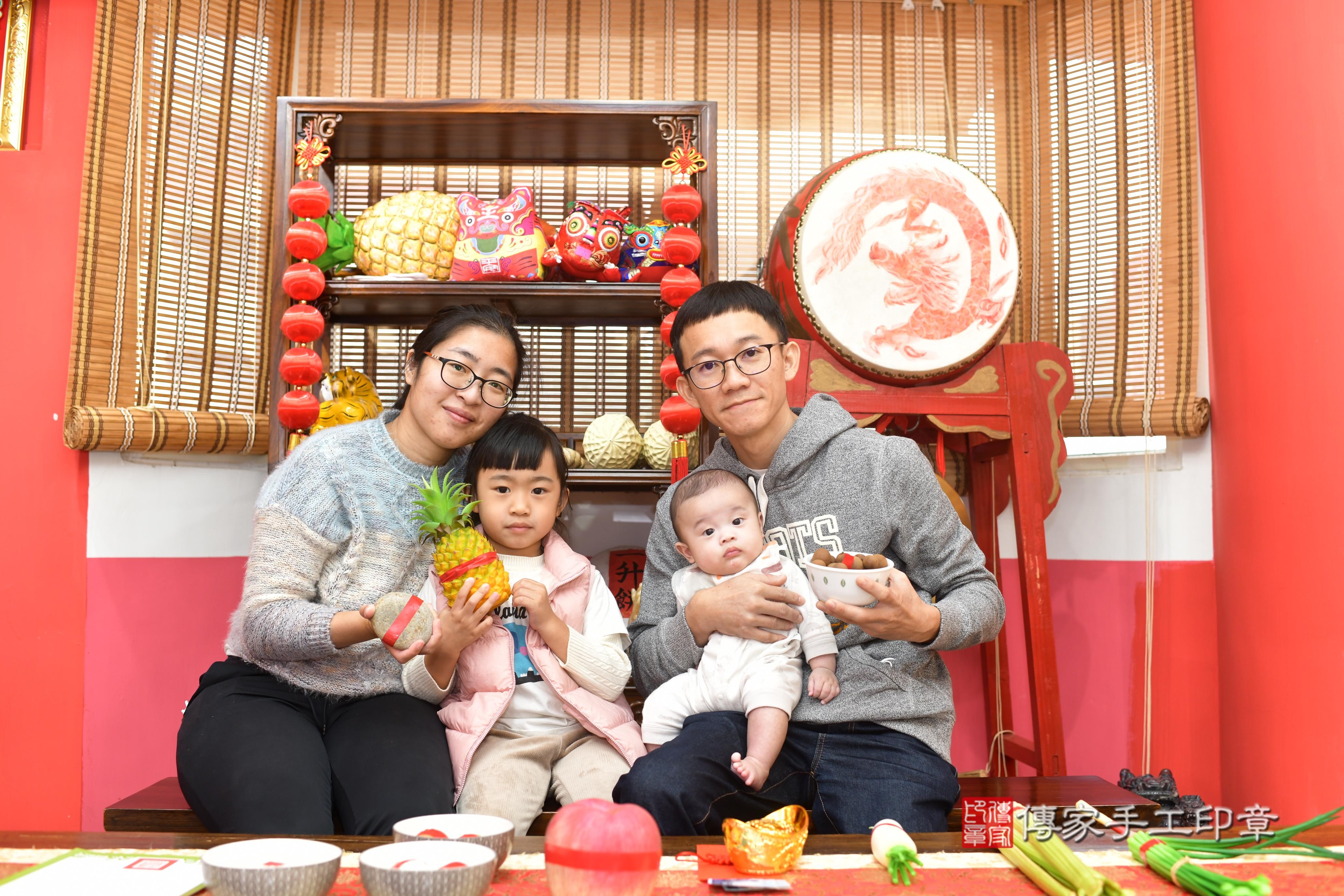 傳家手工印章台南店、抓周、度脺、中國風會場、傳家嬰兒古禮、吉祥話、抓周道具物品24種、拍照。抓周證書。寶寶抓周、滿周歲、生日快樂、祝福