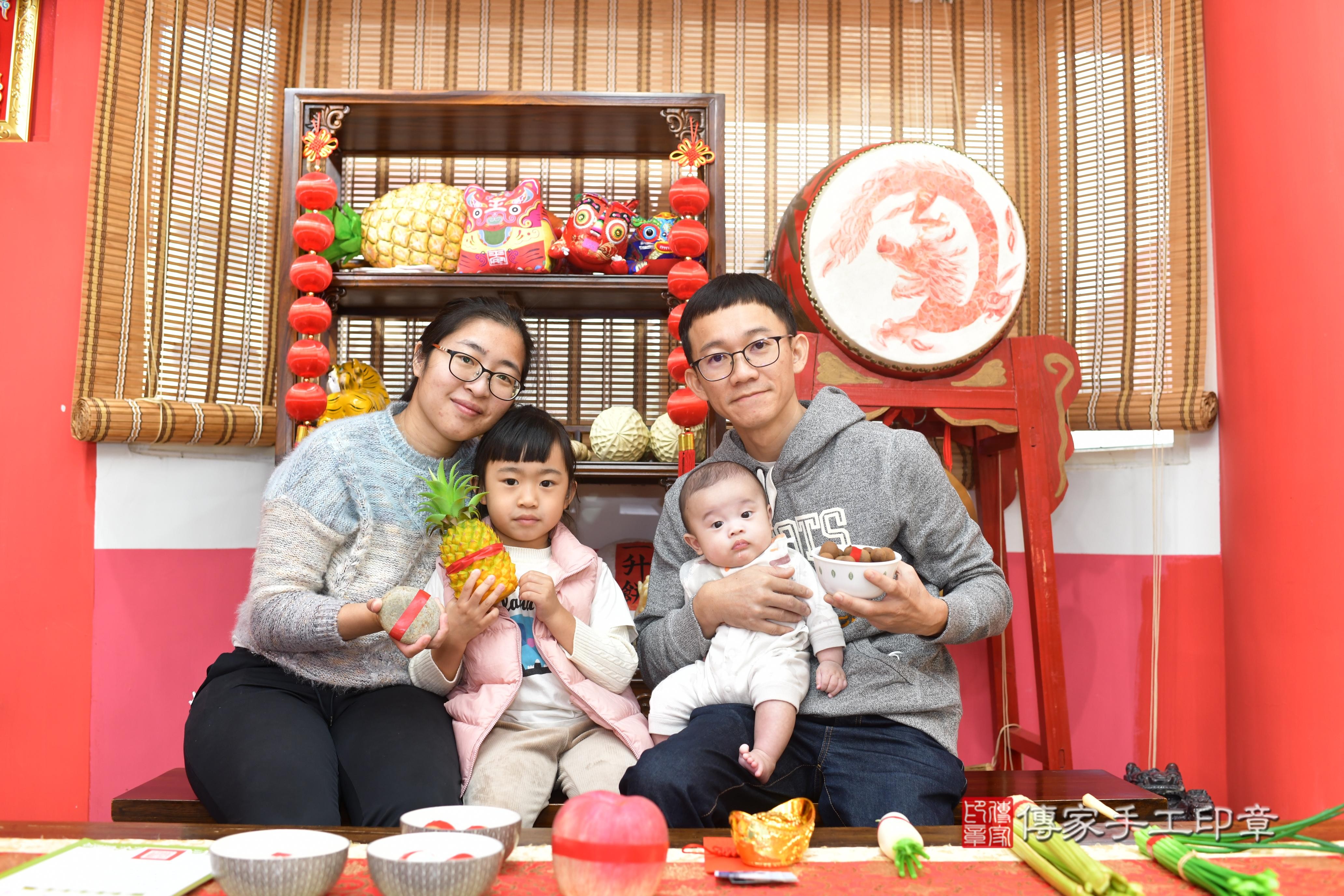傳家手工印章台南店、抓周、度脺、中國風會場、傳家嬰兒古禮、吉祥話、抓周道具物品24種、拍照。抓周證書。寶寶抓周、滿周歲、生日快樂、祝福