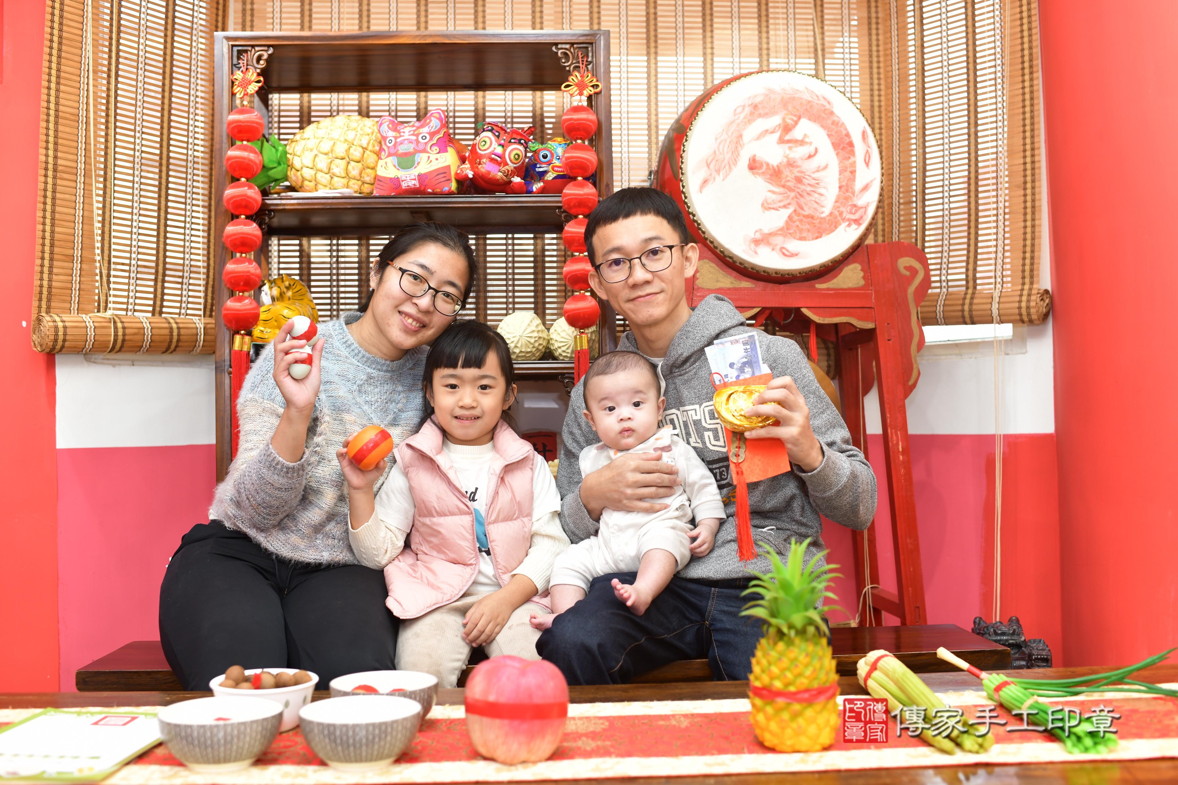 傳家手工印章台南店、抓周、度脺、中國風會場、傳家嬰兒古禮、吉祥話、抓周道具物品24種、拍照。抓周證書。寶寶抓周、滿周歲、生日快樂、祝福