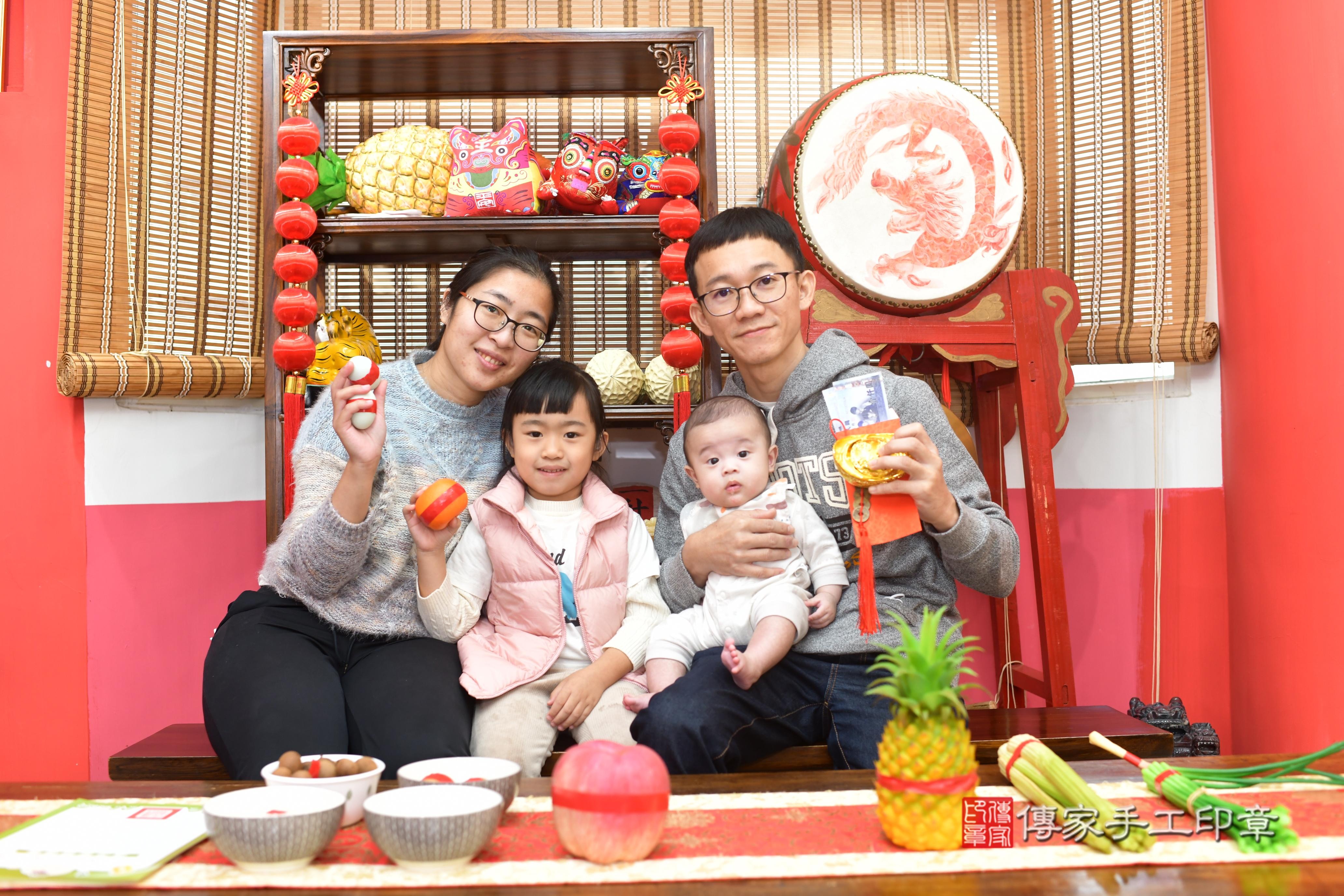 傳家手工印章台南店、抓周、度脺、中國風會場、傳家嬰兒古禮、吉祥話、抓周道具物品24種、拍照。抓周證書。寶寶抓周、滿周歲、生日快樂、祝福