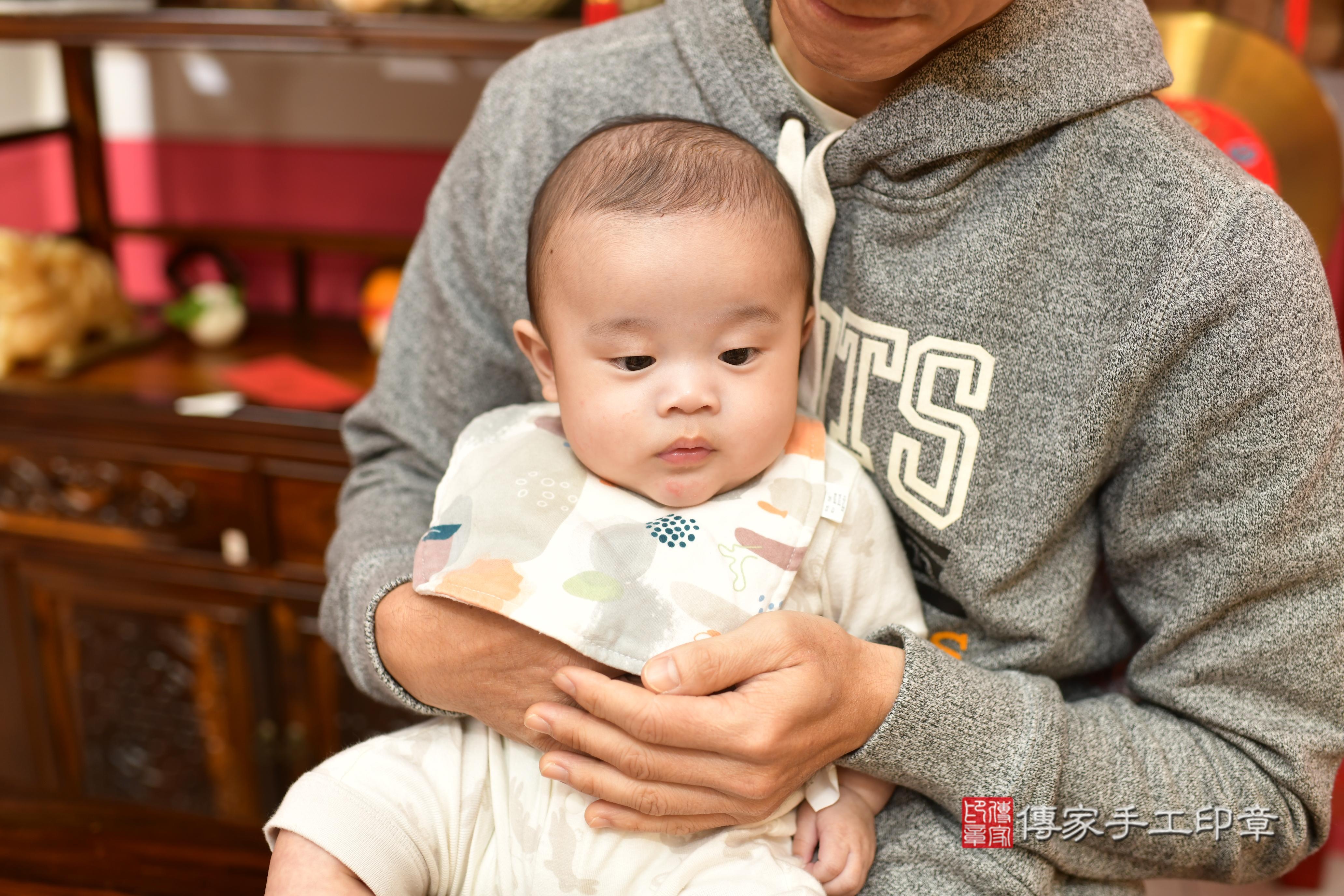 傳家手工印章台南店、抓周、度脺、中國風會場、傳家嬰兒古禮、吉祥話、抓周道具物品24種、拍照。抓周證書。寶寶抓周、滿周歲、生日快樂、祝福