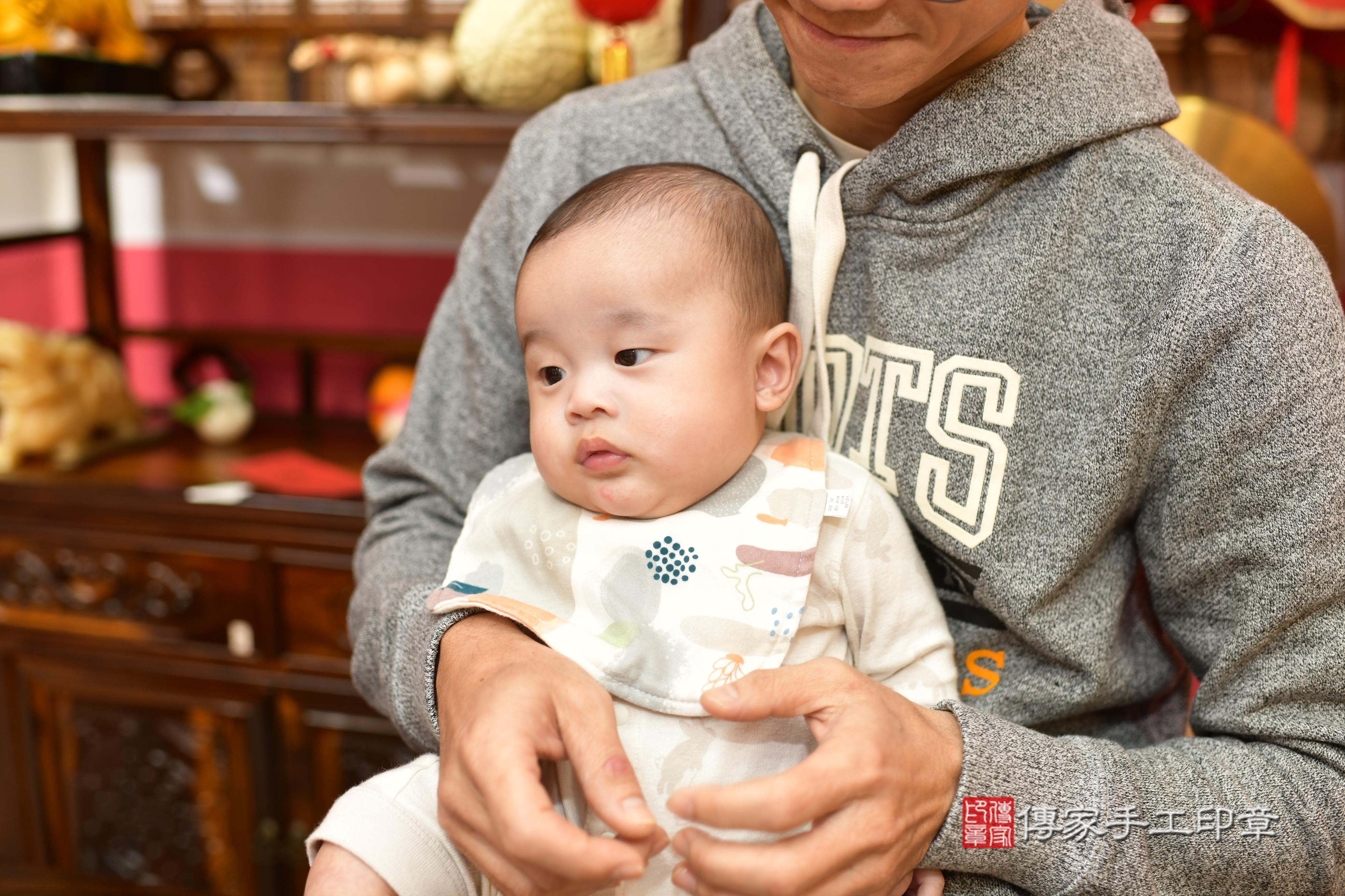 傳家手工印章台南店、抓周、度脺、中國風會場、傳家嬰兒古禮、吉祥話、抓周道具物品24種、拍照。抓周證書。寶寶抓周、滿周歲、生日快樂、祝福
