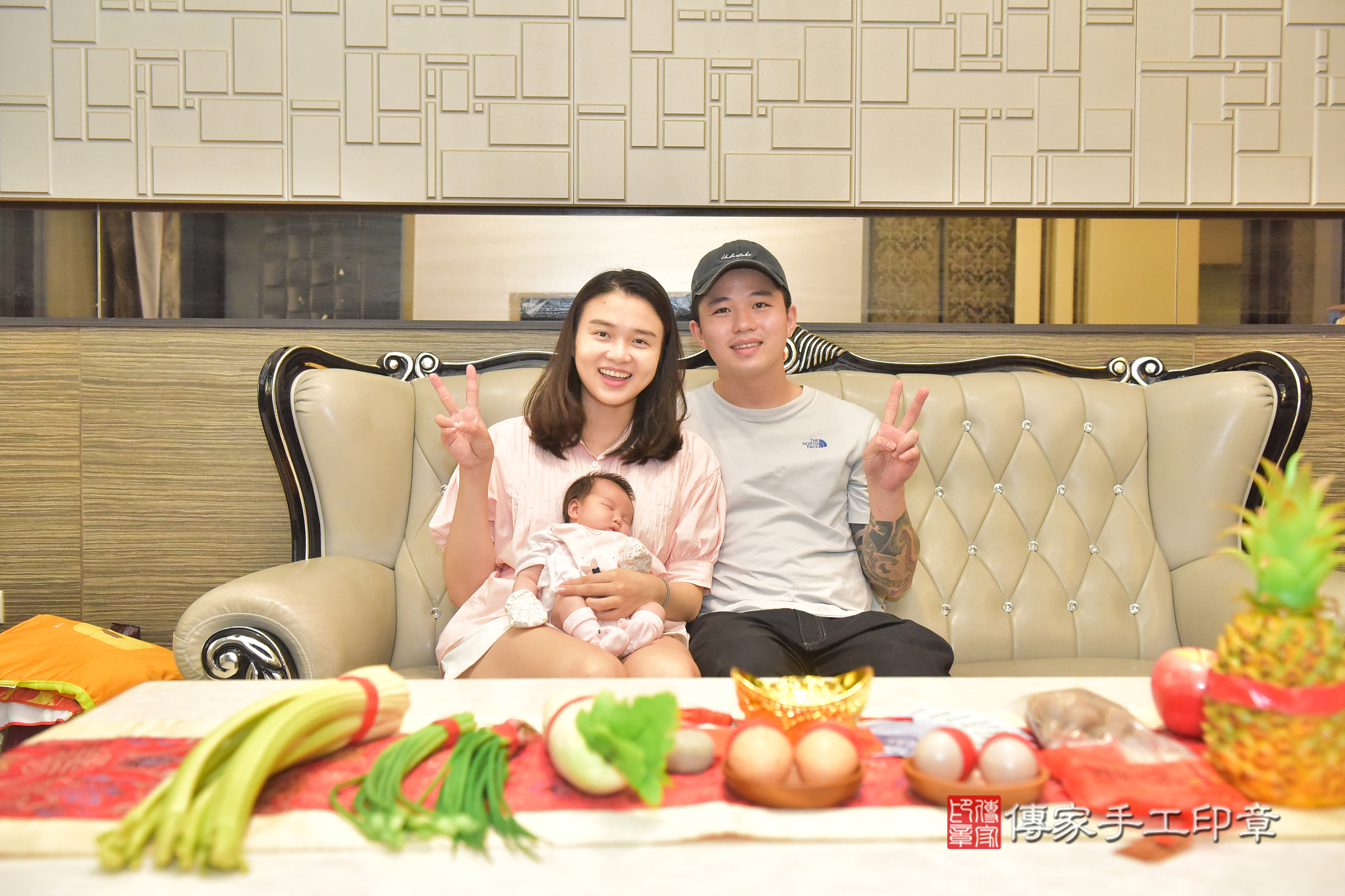 珉珉寶寶(台中市太平區到府嬰兒珉珉寶寶滿月剃頭理髮、到府嬰兒剃胎毛儀式吉祥話)。到府剃頭剃胎毛主持、專業拍照、證書。★購買「臍帶章、肚臍章、胎毛筆刷印章」贈送：剃頭、收涎、抓周，三選一。2024.11.2，照片2