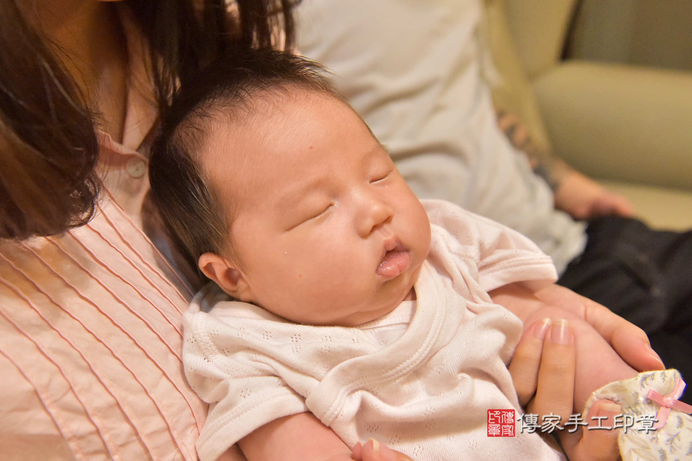 珉珉寶寶(台中市太平區到府嬰兒珉珉寶寶滿月剃頭理髮、到府嬰兒剃胎毛儀式吉祥話)。到府剃頭剃胎毛主持、專業拍照、證書。★購買「臍帶章、肚臍章、胎毛筆刷印章」贈送：剃頭、收涎、抓周，三選一。2024.11.2，照片9
