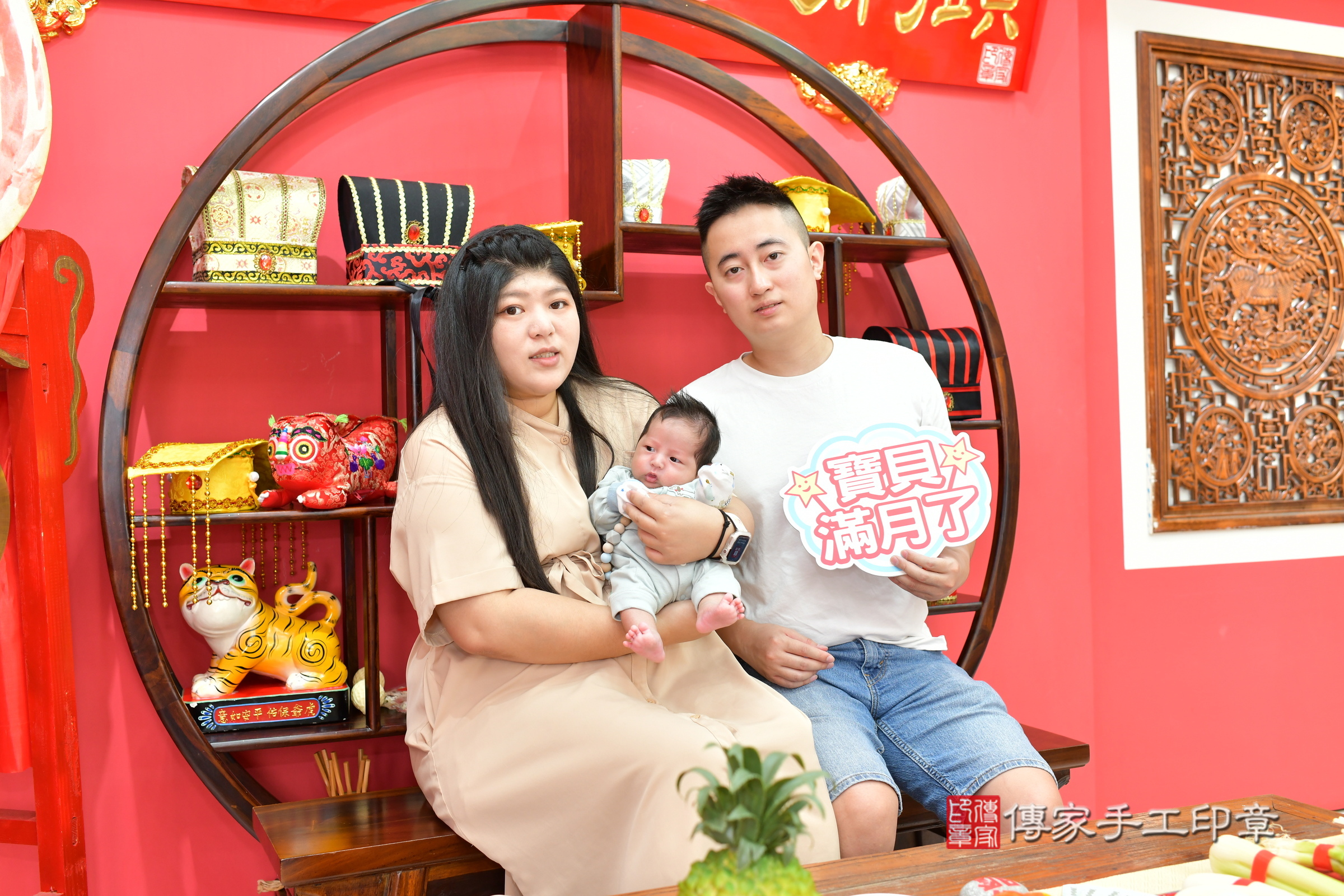 睿睿寶寶(台中市北區嬰兒寶寶滿月剃頭理髮、嬰兒剃胎毛儀式吉祥話)。中國風會場，爸媽寶貝穿「日中韓」古裝禮服。專業拍照、證書。★購買「臍帶章、肚臍章、胎毛筆刷印章」贈送：剃頭、收涎、抓周，三選一。2024.11.4，照片2