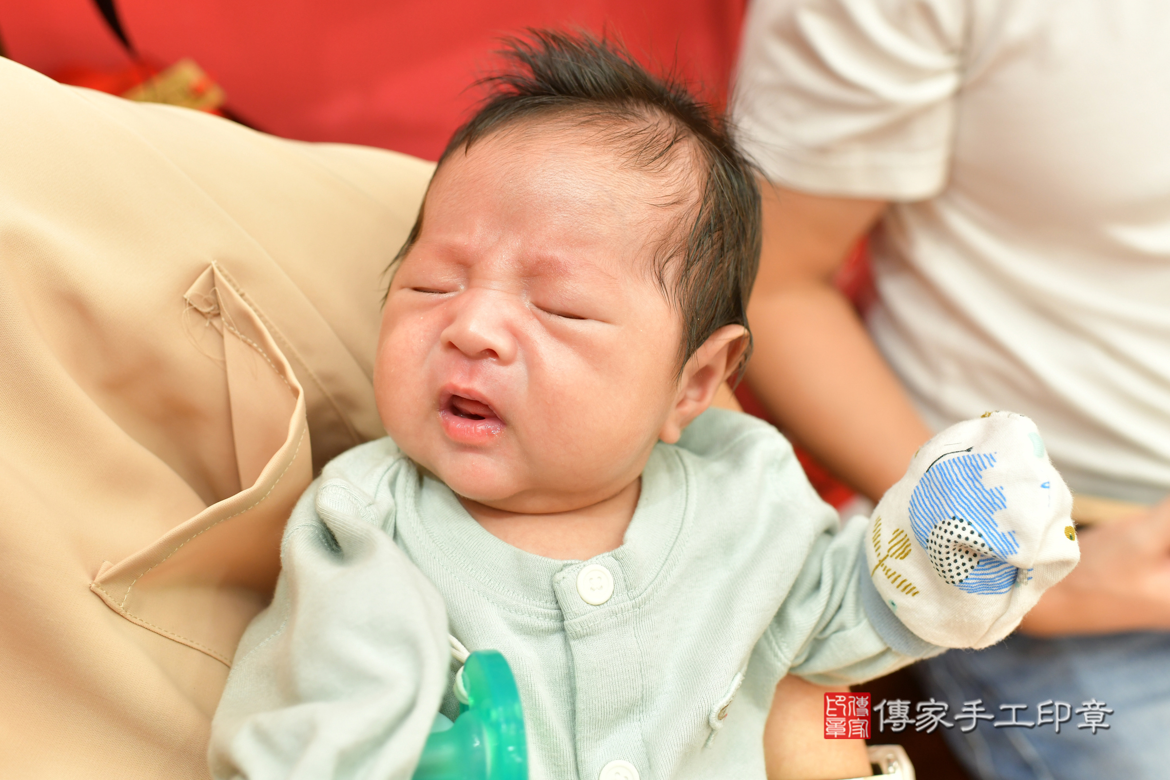 睿睿寶寶(台中市北區嬰兒寶寶滿月剃頭理髮、嬰兒剃胎毛儀式吉祥話)。中國風會場，爸媽寶貝穿「日中韓」古裝禮服。專業拍照、證書。★購買「臍帶章、肚臍章、胎毛筆刷印章」贈送：剃頭、收涎、抓周，三選一。2024.11.4，照片6