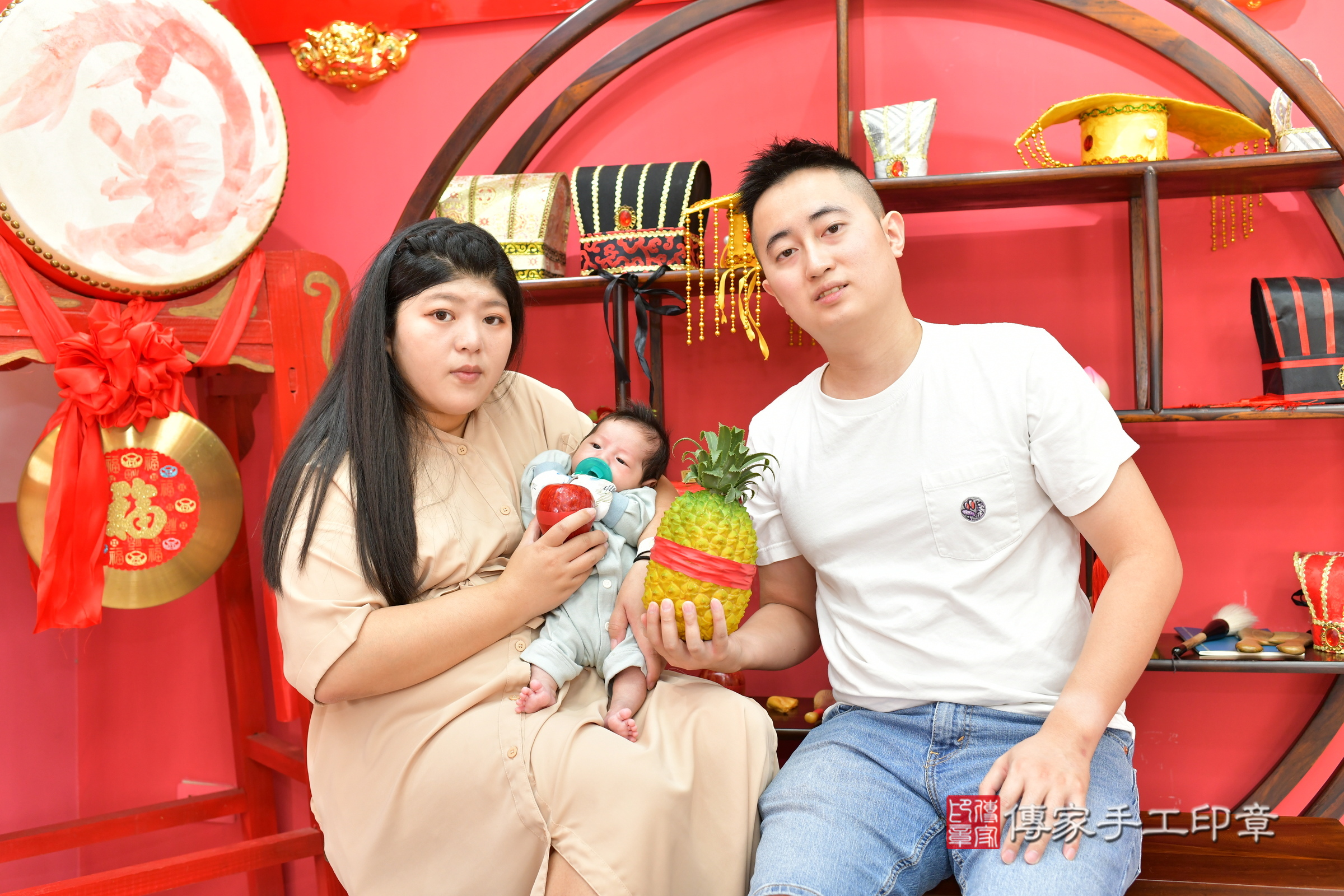 睿睿寶寶(台中市北區嬰兒寶寶滿月剃頭理髮、嬰兒剃胎毛儀式吉祥話)。中國風會場，爸媽寶貝穿「日中韓」古裝禮服。專業拍照、證書。★購買「臍帶章、肚臍章、胎毛筆刷印章」贈送：剃頭、收涎、抓周，三選一。2024.11.4，照片11