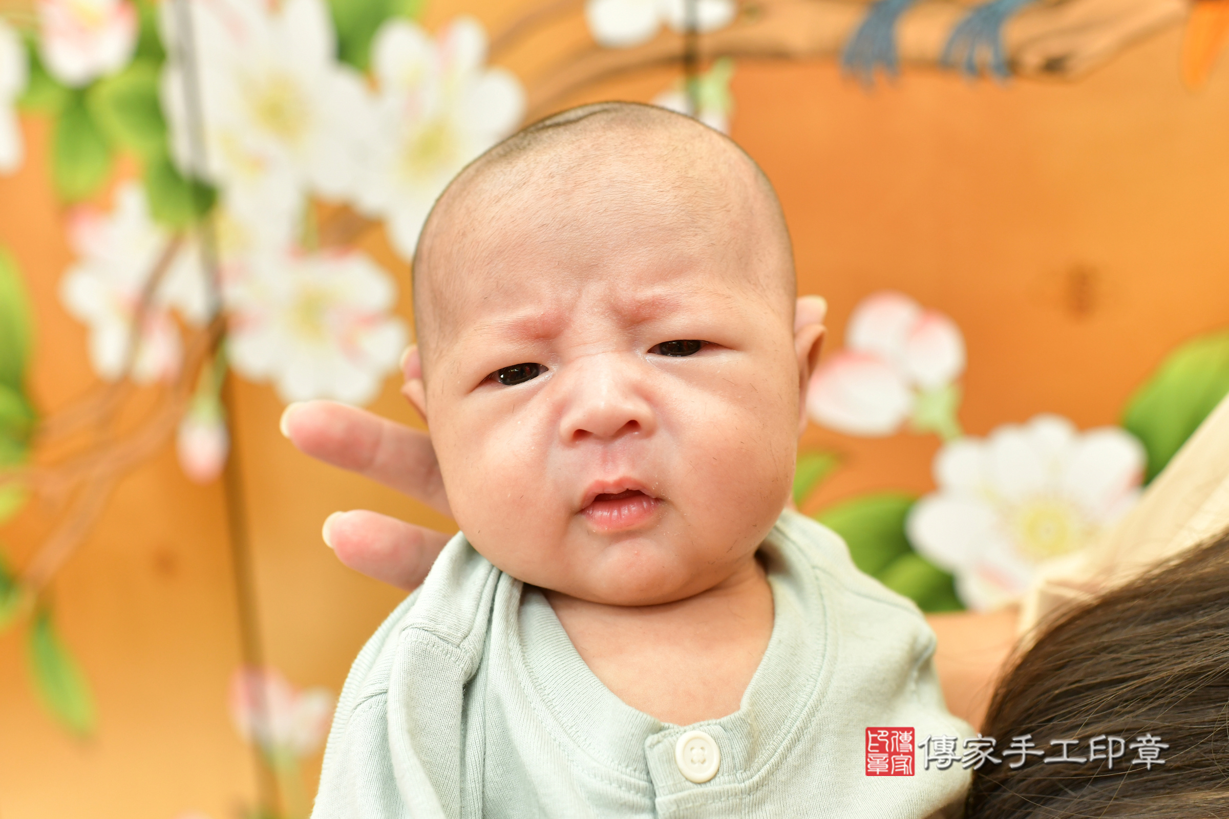 睿睿寶寶(台中市北區嬰兒寶寶滿月剃頭理髮、嬰兒剃胎毛儀式吉祥話)。中國風會場，爸媽寶貝穿「日中韓」古裝禮服。專業拍照、證書。★購買「臍帶章、肚臍章、胎毛筆刷印章」贈送：剃頭、收涎、抓周，三選一。2024.11.4，照片14