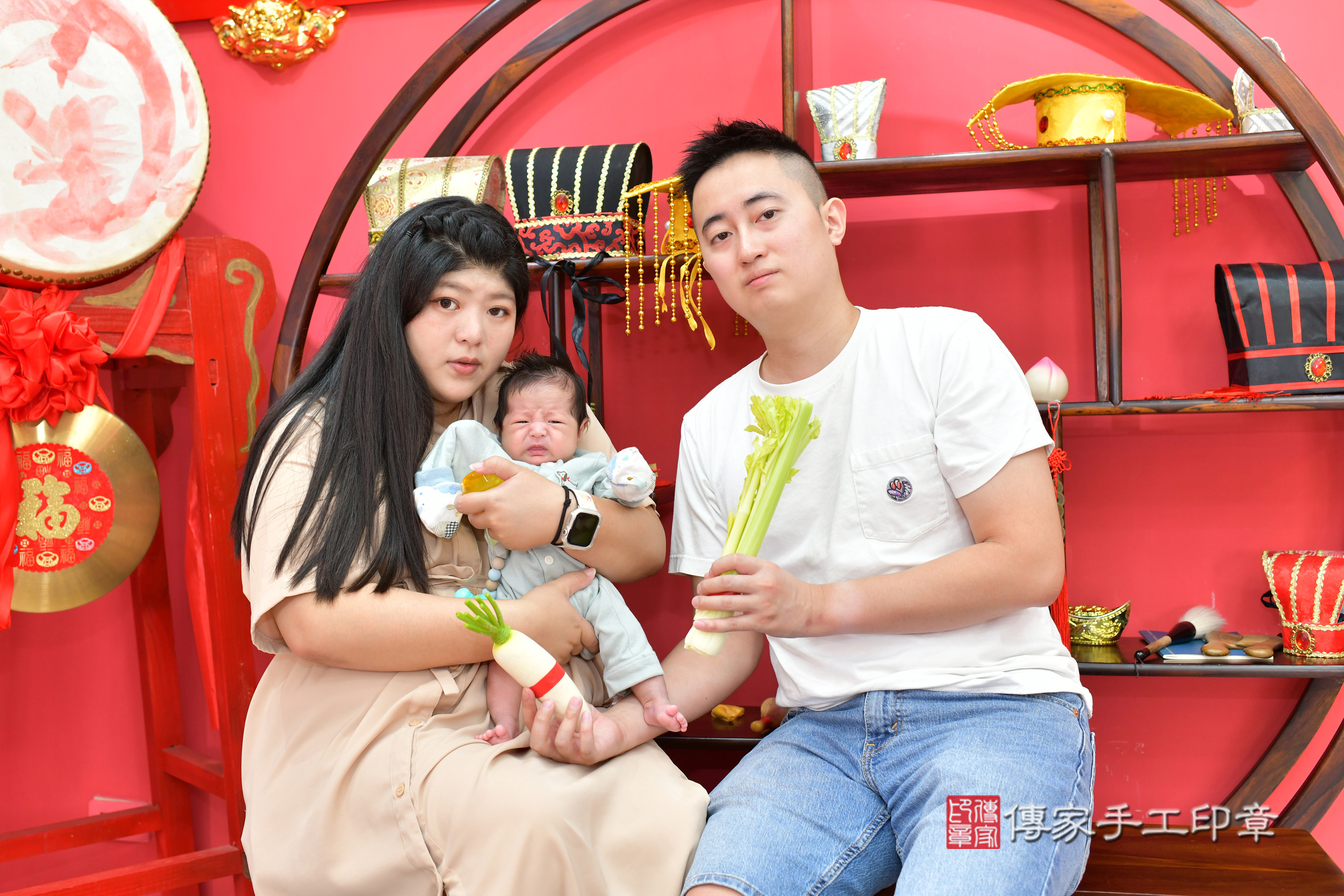 睿睿寶寶(台中市北區嬰兒寶寶滿月剃頭理髮、嬰兒剃胎毛儀式吉祥話)。中國風會場，爸媽寶貝穿「日中韓」古裝禮服。專業拍照、證書。★購買「臍帶章、肚臍章、胎毛筆刷印章」贈送：剃頭、收涎、抓周，三選一。2024.11.4，照片9