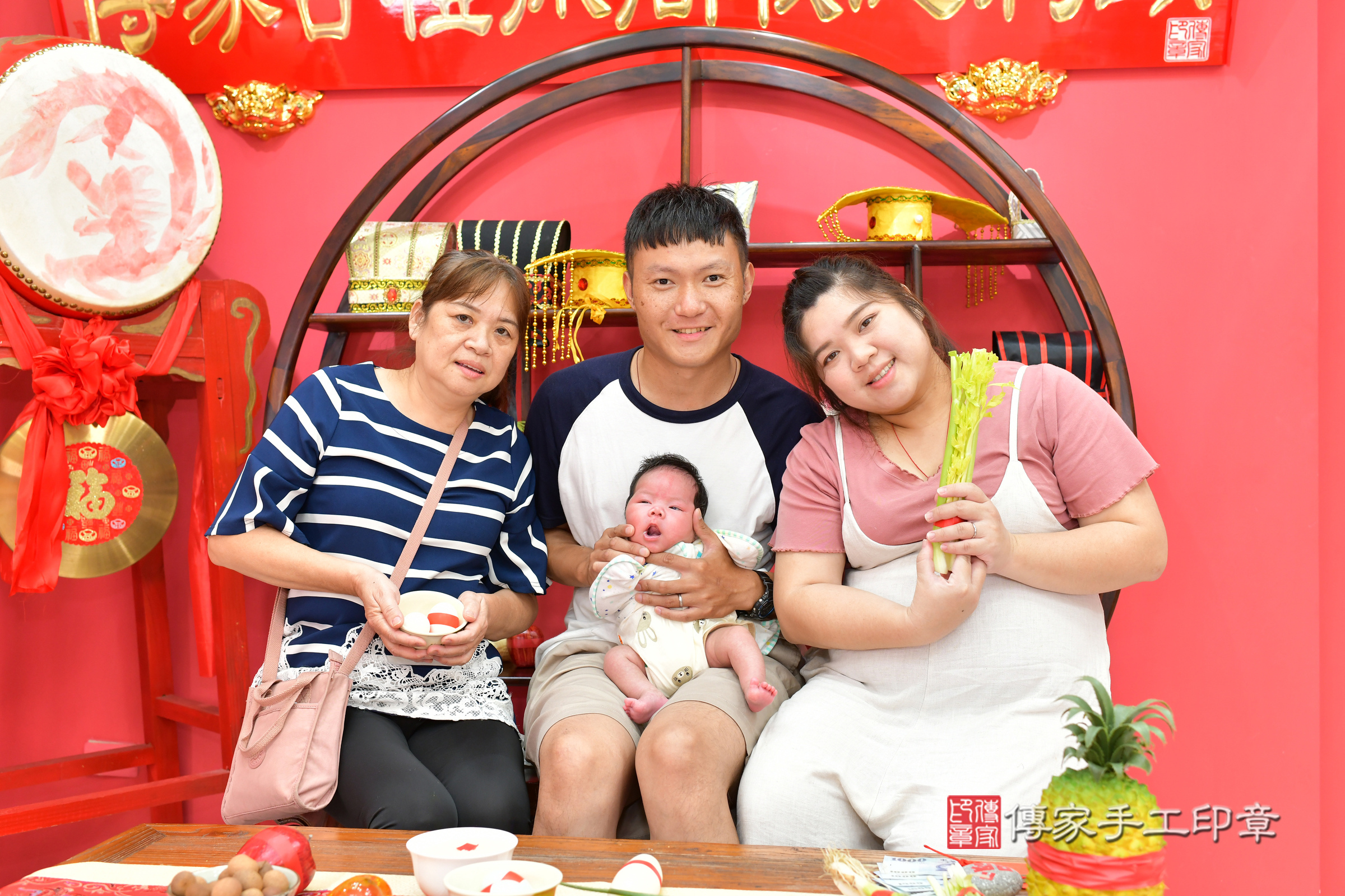 昕昕寶寶(台中市北區嬰兒寶寶滿月剃頭理髮、嬰兒剃胎毛儀式吉祥話)。中國風會場，爸媽寶貝穿「日中韓」古裝禮服。專業拍照、證書。★購買「臍帶章、肚臍章、胎毛筆刷印章」贈送：剃頭、收涎、抓周，三選一。2024.11.7，照片8