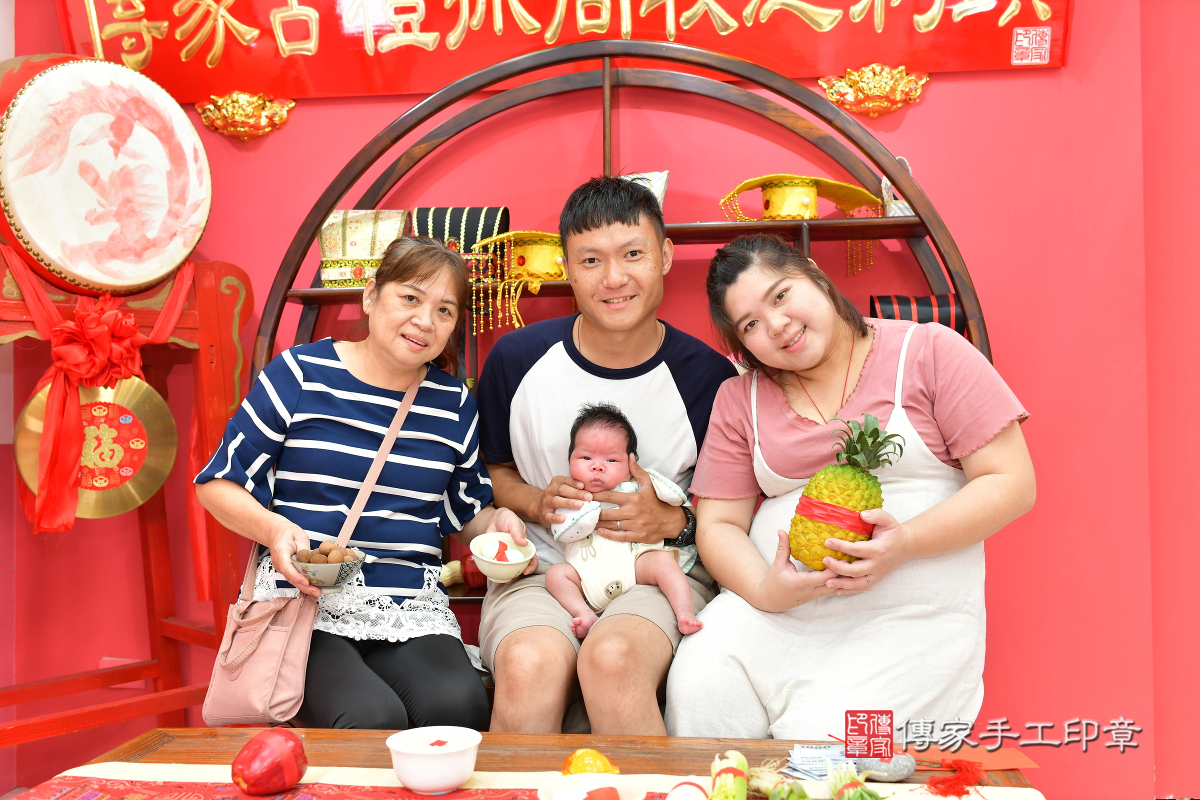 昕昕寶寶(台中市北區嬰兒寶寶滿月剃頭理髮、嬰兒剃胎毛儀式吉祥話)。中國風會場，爸媽寶貝穿「日中韓」古裝禮服。專業拍照、證書。★購買「臍帶章、肚臍章、胎毛筆刷印章」贈送：剃頭、收涎、抓周，三選一。2024.11.7，照片6