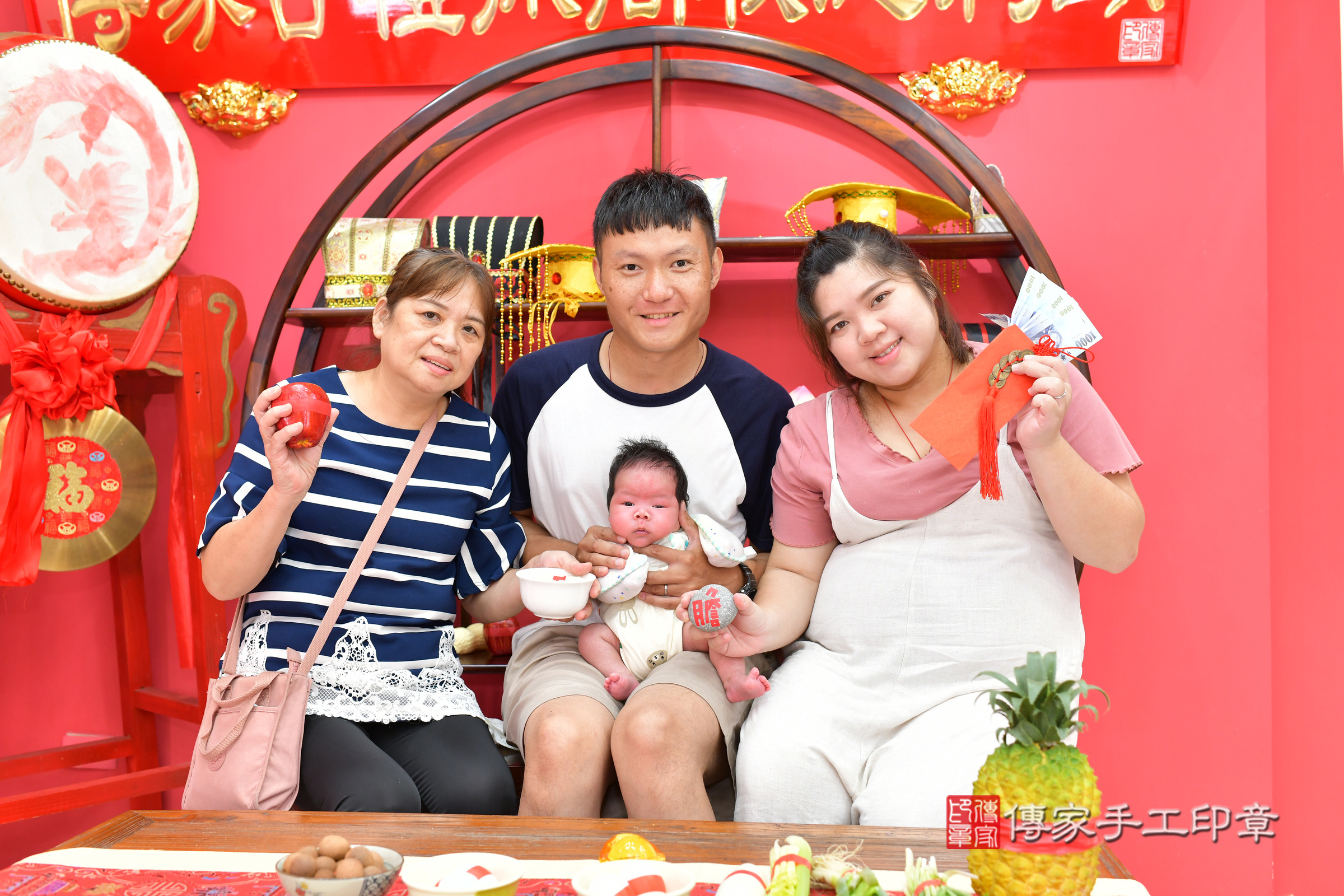 昕昕寶寶(台中市北區嬰兒寶寶滿月剃頭理髮、嬰兒剃胎毛儀式吉祥話)。中國風會場，爸媽寶貝穿「日中韓」古裝禮服。專業拍照、證書。★購買「臍帶章、肚臍章、胎毛筆刷印章」贈送：剃頭、收涎、抓周，三選一。2024.11.7，照片9