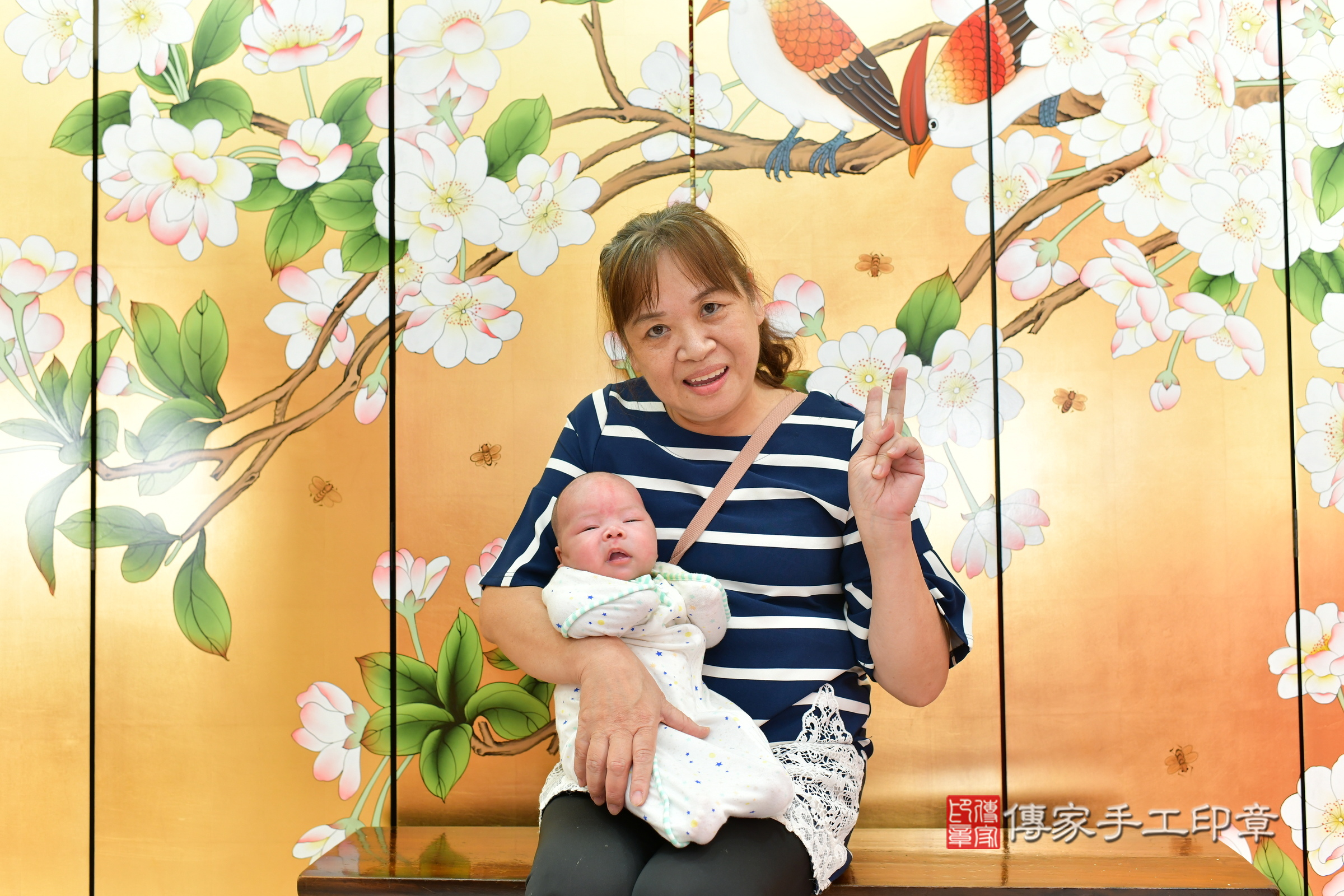 昕昕寶寶(台中市北區嬰兒寶寶滿月剃頭理髮、嬰兒剃胎毛儀式吉祥話)。中國風會場，爸媽寶貝穿「日中韓」古裝禮服。專業拍照、證書。★購買「臍帶章、肚臍章、胎毛筆刷印章」贈送：剃頭、收涎、抓周，三選一。2024.11.7，照片15