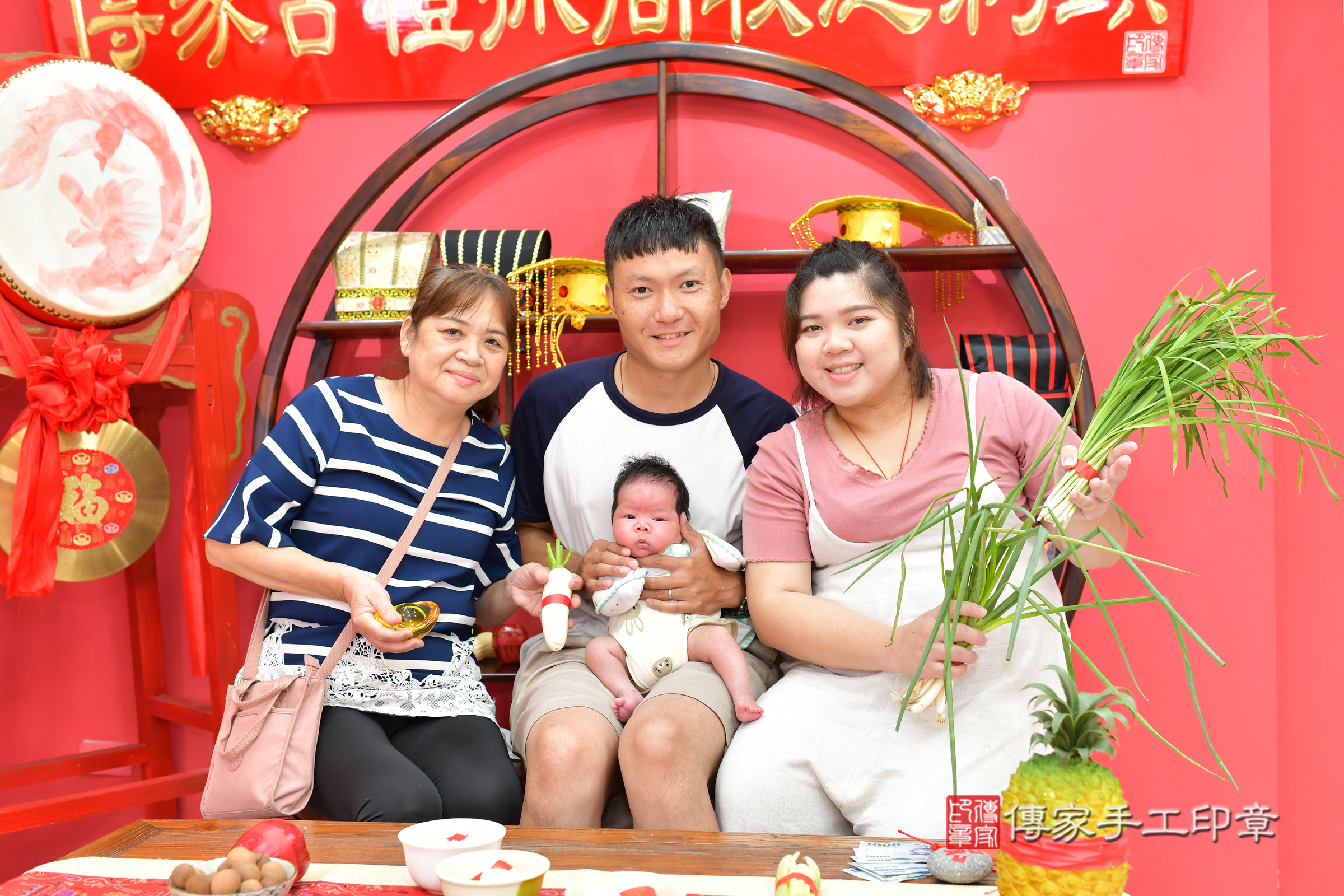 昕昕寶寶(台中市北區嬰兒寶寶滿月剃頭理髮、嬰兒剃胎毛儀式吉祥話)。中國風會場，爸媽寶貝穿「日中韓」古裝禮服。專業拍照、證書。★購買「臍帶章、肚臍章、胎毛筆刷印章」贈送：剃頭、收涎、抓周，三選一。2024.11.7，照片7