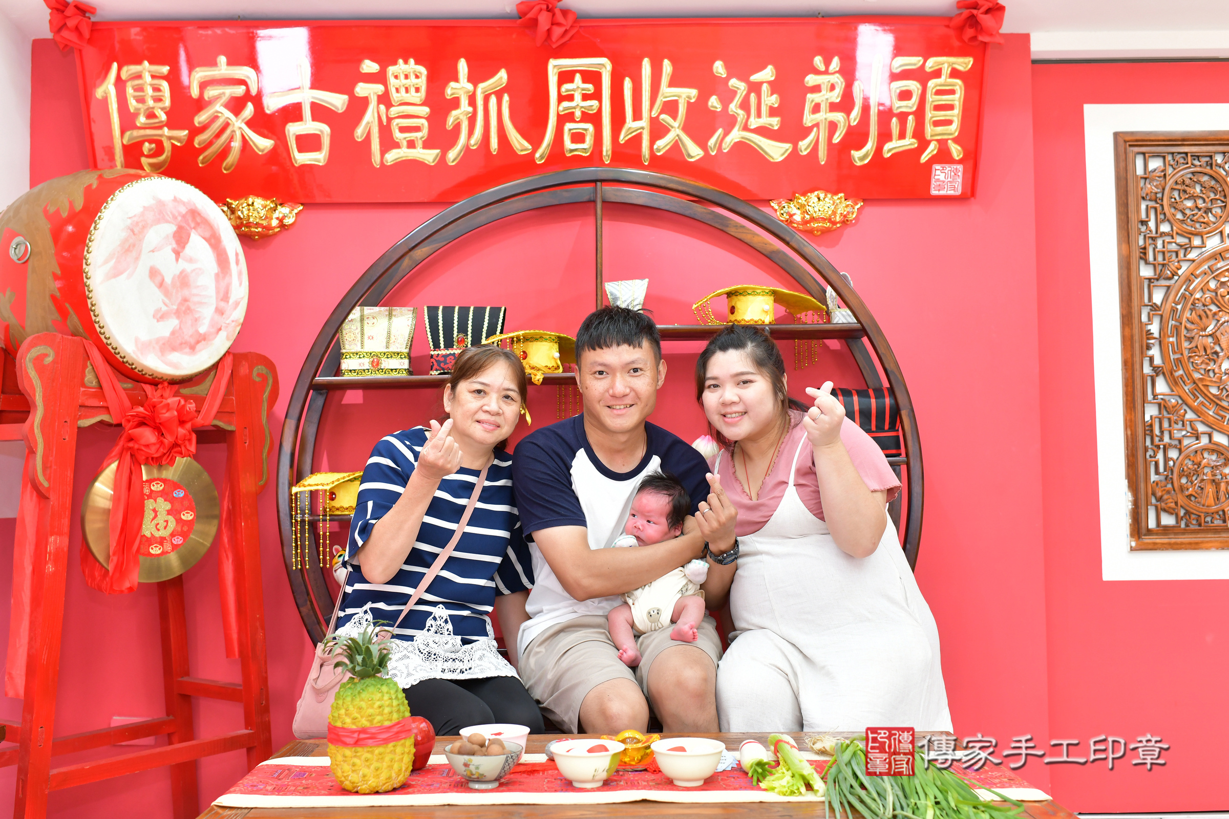 昕昕寶寶(台中市北區嬰兒寶寶滿月剃頭理髮、嬰兒剃胎毛儀式吉祥話)。中國風會場，爸媽寶貝穿「日中韓」古裝禮服。專業拍照、證書。★購買「臍帶章、肚臍章、胎毛筆刷印章」贈送：剃頭、收涎、抓周，三選一。2024.11.7，照片2