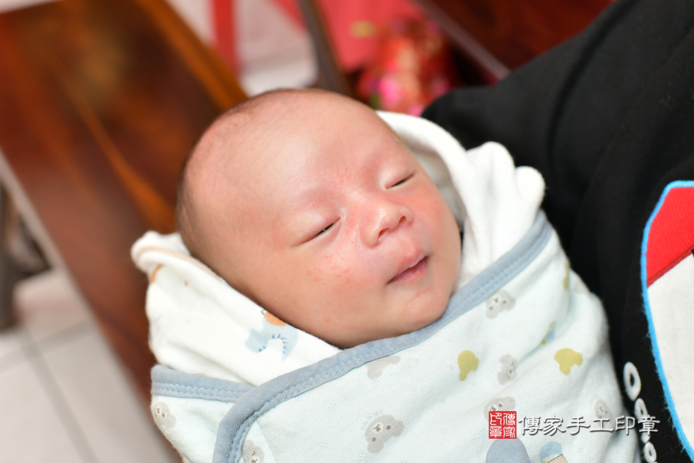 承承寶寶(台中市北區嬰兒寶寶滿月剃頭理髮、嬰兒剃胎毛儀式吉祥話)。中國風會場，爸媽寶貝穿「日中韓」古裝禮服。專業拍照、證書。★購買「臍帶章、肚臍章、胎毛筆刷印章」贈送：剃頭、收涎、抓周，三選一。2024.11.8，照片2