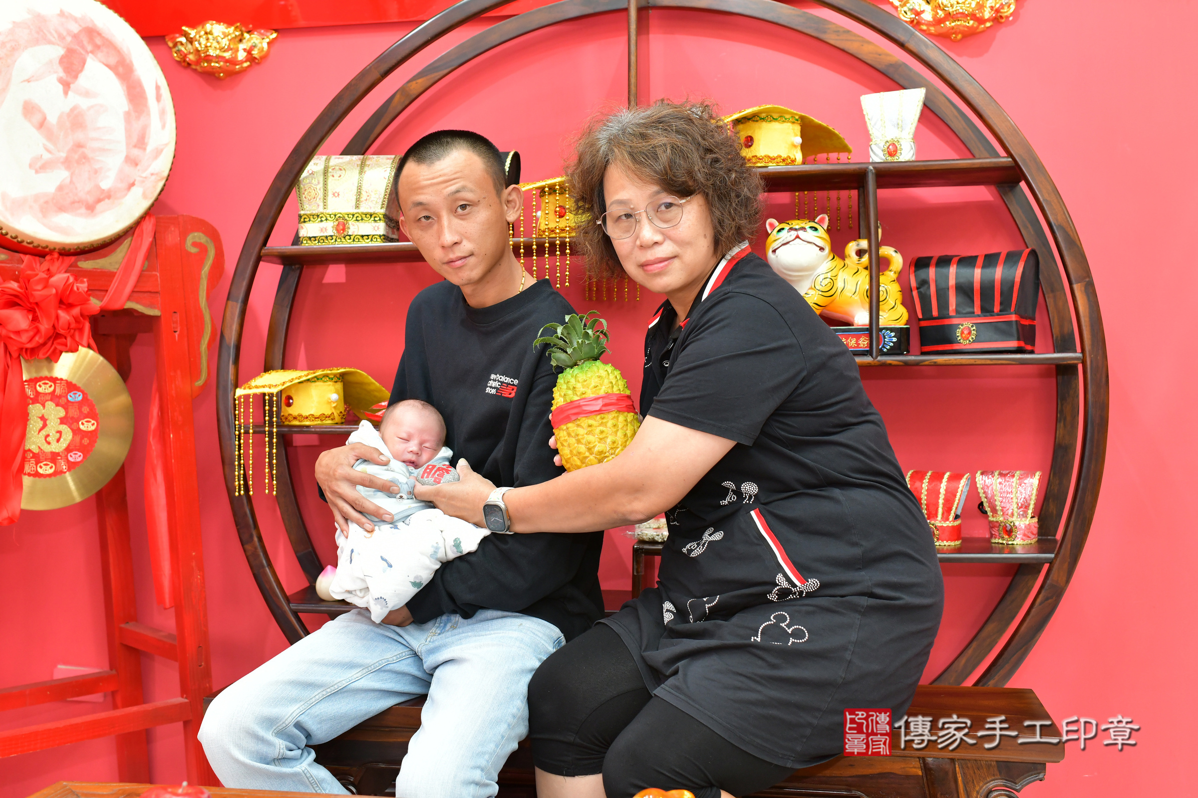 承承寶寶(台中市北區嬰兒寶寶滿月剃頭理髮、嬰兒剃胎毛儀式吉祥話)。中國風會場，爸媽寶貝穿「日中韓」古裝禮服。專業拍照、證書。★購買「臍帶章、肚臍章、胎毛筆刷印章」贈送：剃頭、收涎、抓周，三選一。2024.11.8，照片11