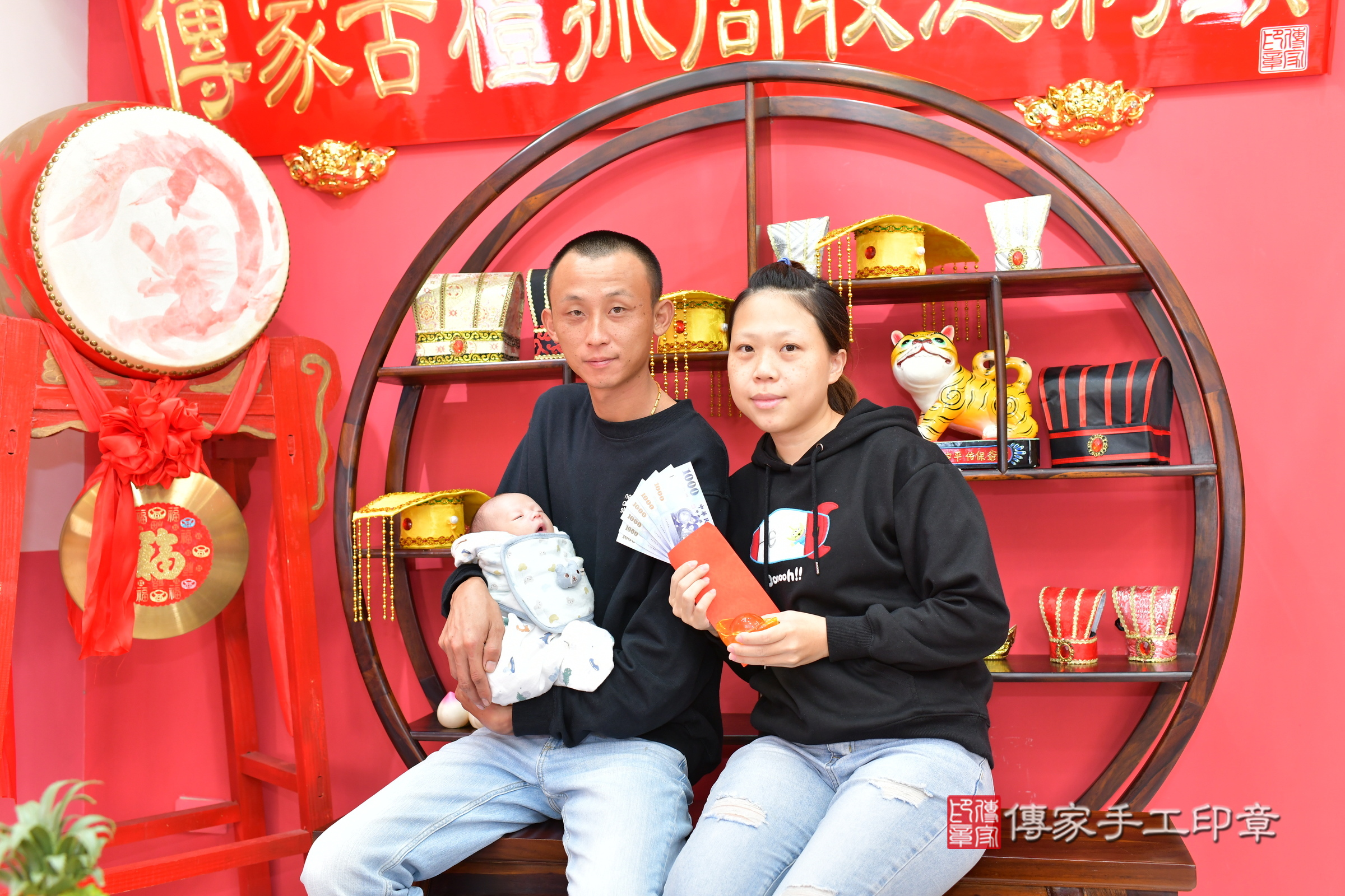 承承寶寶(台中市北區嬰兒寶寶滿月剃頭理髮、嬰兒剃胎毛儀式吉祥話)。中國風會場，爸媽寶貝穿「日中韓」古裝禮服。專業拍照、證書。★購買「臍帶章、肚臍章、胎毛筆刷印章」贈送：剃頭、收涎、抓周，三選一。2024.11.8，照片10