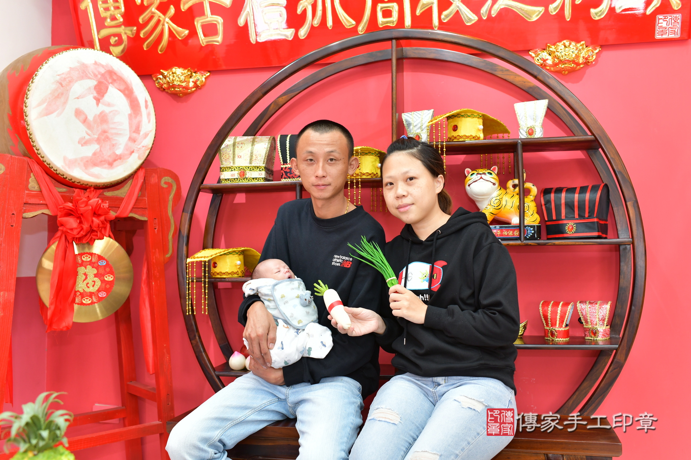 承承寶寶(台中市北區嬰兒寶寶滿月剃頭理髮、嬰兒剃胎毛儀式吉祥話)。中國風會場，爸媽寶貝穿「日中韓」古裝禮服。專業拍照、證書。★購買「臍帶章、肚臍章、胎毛筆刷印章」贈送：剃頭、收涎、抓周，三選一。2024.11.8，照片9