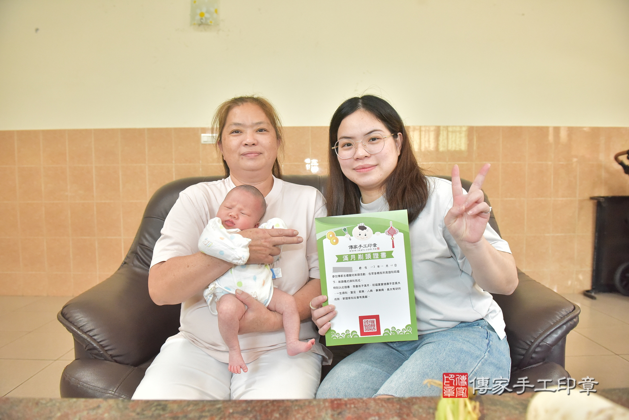 潼潼寶寶(南投縣到府嬰兒潼潼寶寶滿月剃頭理髮、到府嬰兒剃胎毛儀式吉祥話)。到府剃頭剃胎毛主持、專業拍照、證書。★購買「臍帶章、肚臍章、胎毛筆刷印章」贈送：剃頭、收涎、抓周，三選一。2024.11.8，照片18