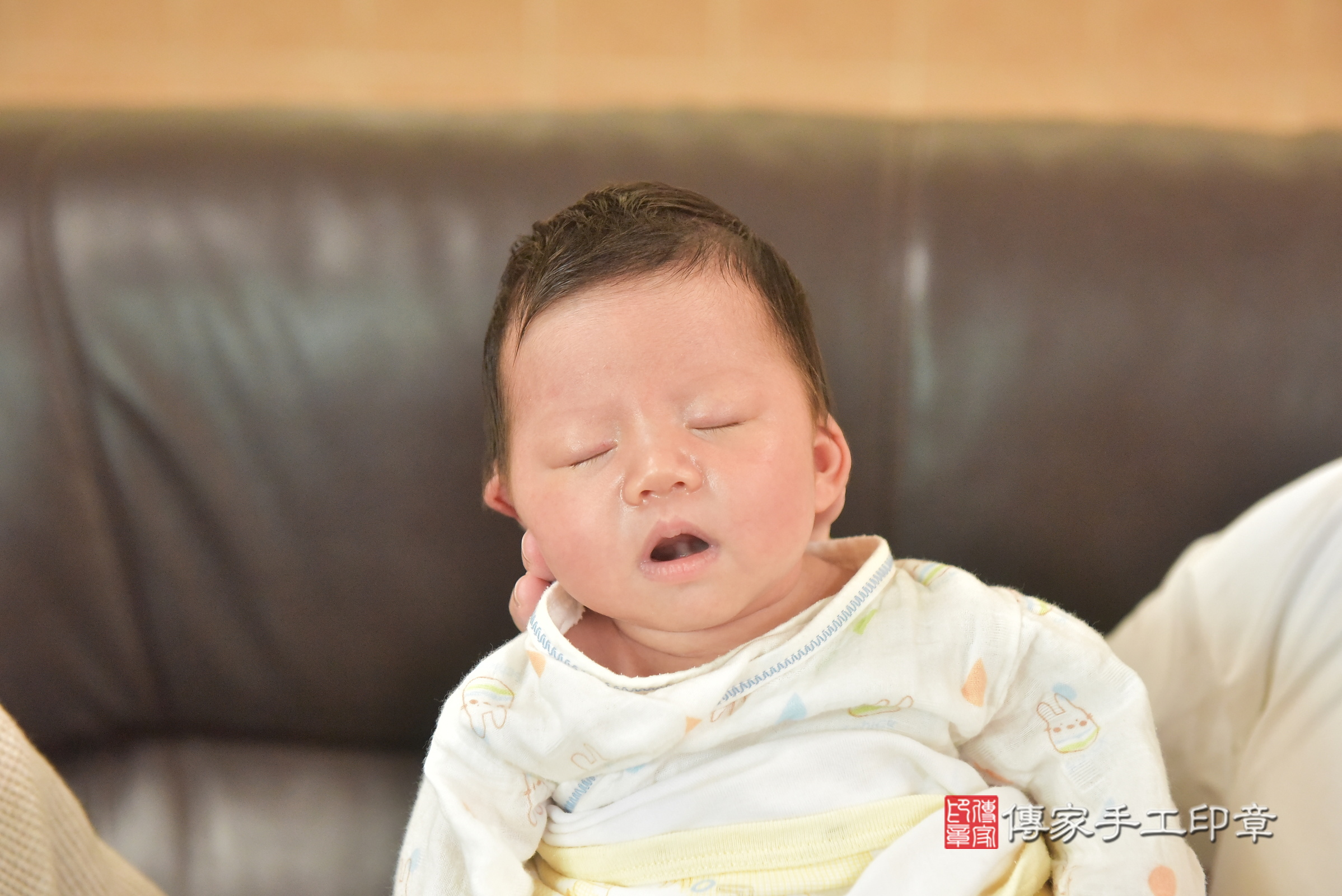 潼潼寶寶(南投縣到府嬰兒潼潼寶寶滿月剃頭理髮、到府嬰兒剃胎毛儀式吉祥話)。到府剃頭剃胎毛主持、專業拍照、證書。★購買「臍帶章、肚臍章、胎毛筆刷印章」贈送：剃頭、收涎、抓周，三選一。2024.11.8，照片12