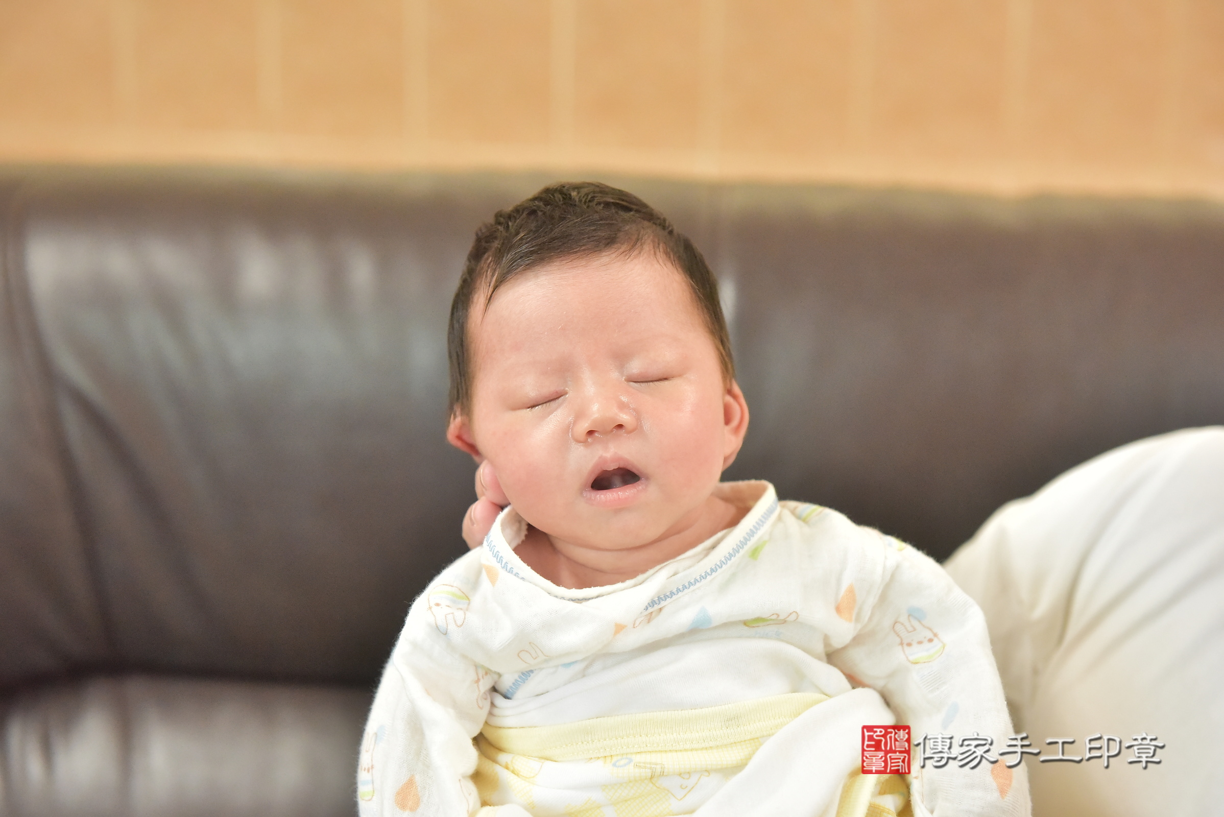 潼潼寶寶(南投縣到府嬰兒潼潼寶寶滿月剃頭理髮、到府嬰兒剃胎毛儀式吉祥話)。到府剃頭剃胎毛主持、專業拍照、證書。★購買「臍帶章、肚臍章、胎毛筆刷印章」贈送：剃頭、收涎、抓周，三選一。2024.11.8，照片13