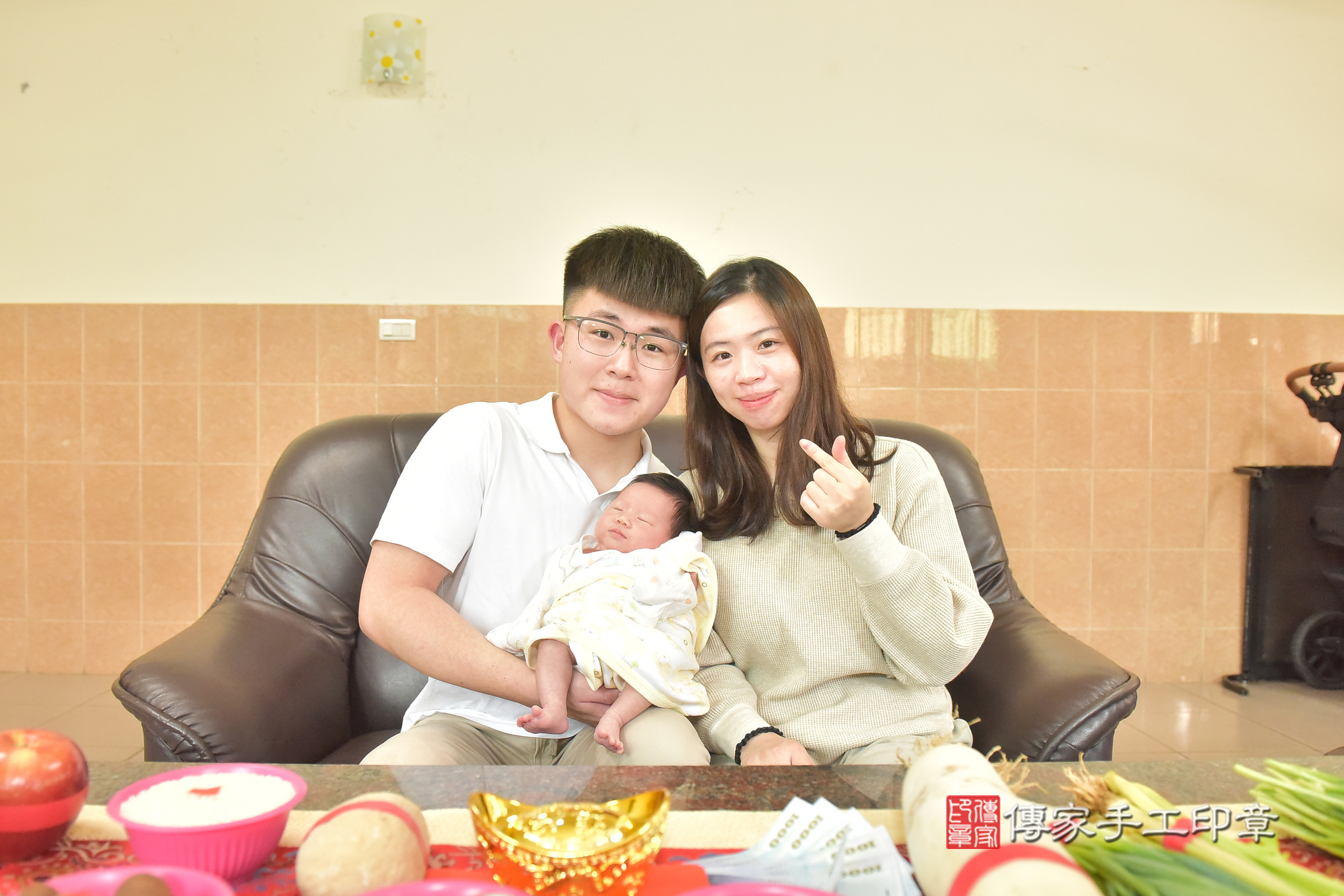 潼潼寶寶(南投縣到府嬰兒潼潼寶寶滿月剃頭理髮、到府嬰兒剃胎毛儀式吉祥話)。到府剃頭剃胎毛主持、專業拍照、證書。★購買「臍帶章、肚臍章、胎毛筆刷印章」贈送：剃頭、收涎、抓周，三選一。2024.11.8，照片2