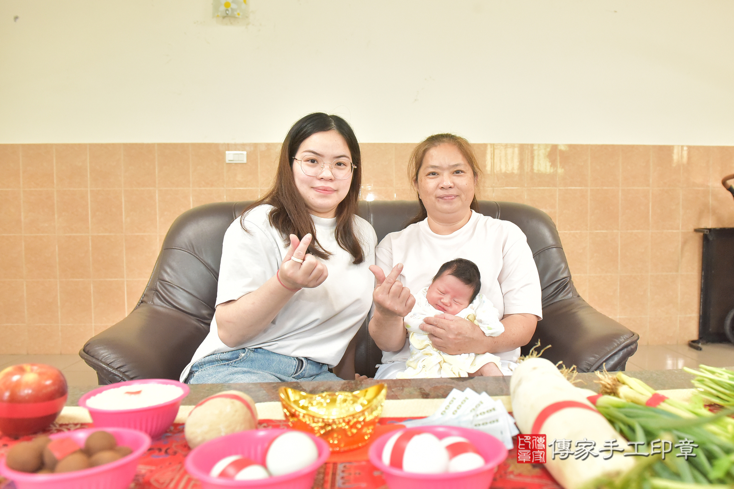 潼潼寶寶(南投縣到府嬰兒潼潼寶寶滿月剃頭理髮、到府嬰兒剃胎毛儀式吉祥話)。到府剃頭剃胎毛主持、專業拍照、證書。★購買「臍帶章、肚臍章、胎毛筆刷印章」贈送：剃頭、收涎、抓周，三選一。2024.11.8，照片3
