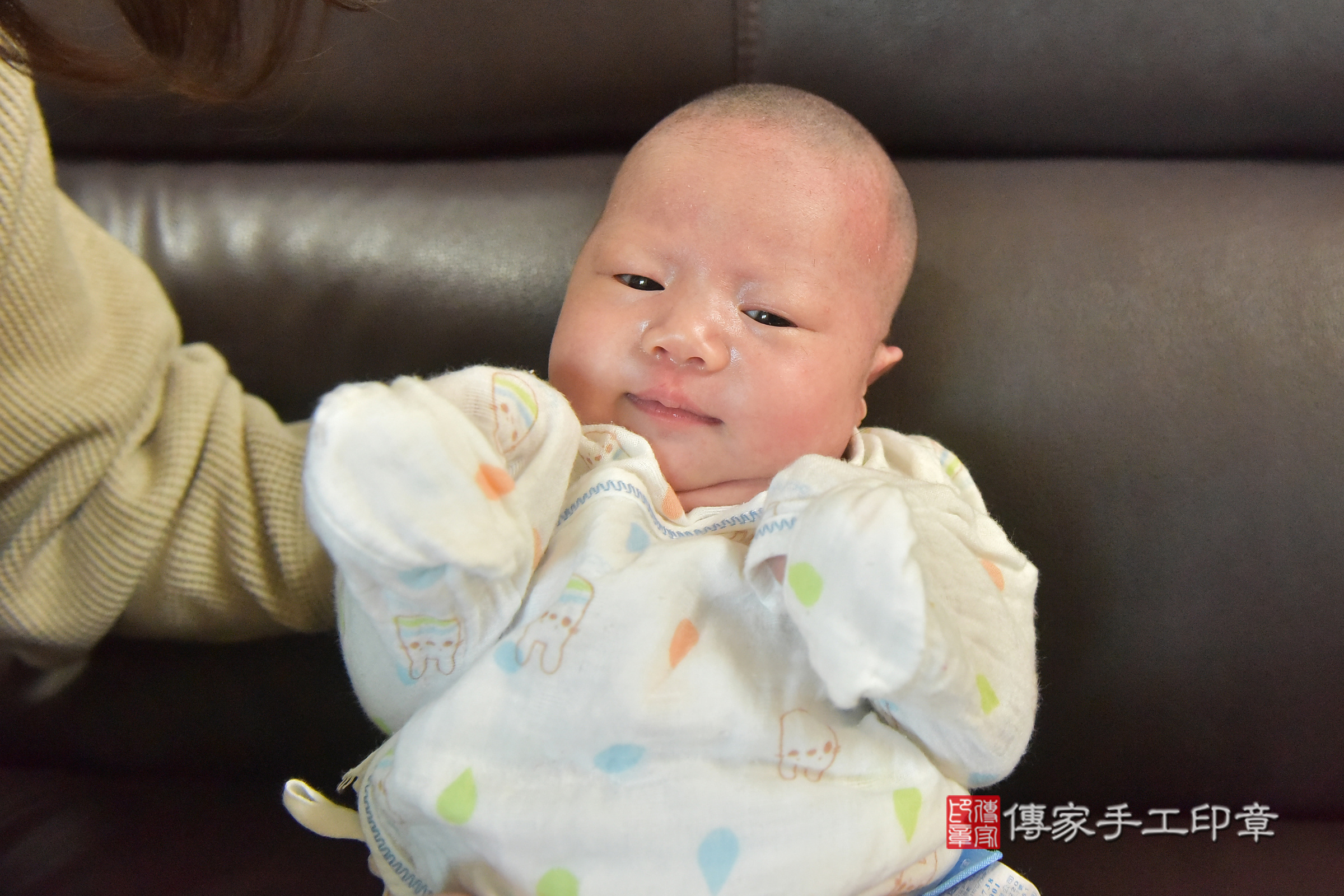 潼潼寶寶(南投縣到府嬰兒潼潼寶寶滿月剃頭理髮、到府嬰兒剃胎毛儀式吉祥話)。到府剃頭剃胎毛主持、專業拍照、證書。★購買「臍帶章、肚臍章、胎毛筆刷印章」贈送：剃頭、收涎、抓周，三選一。2024.11.8，照片14